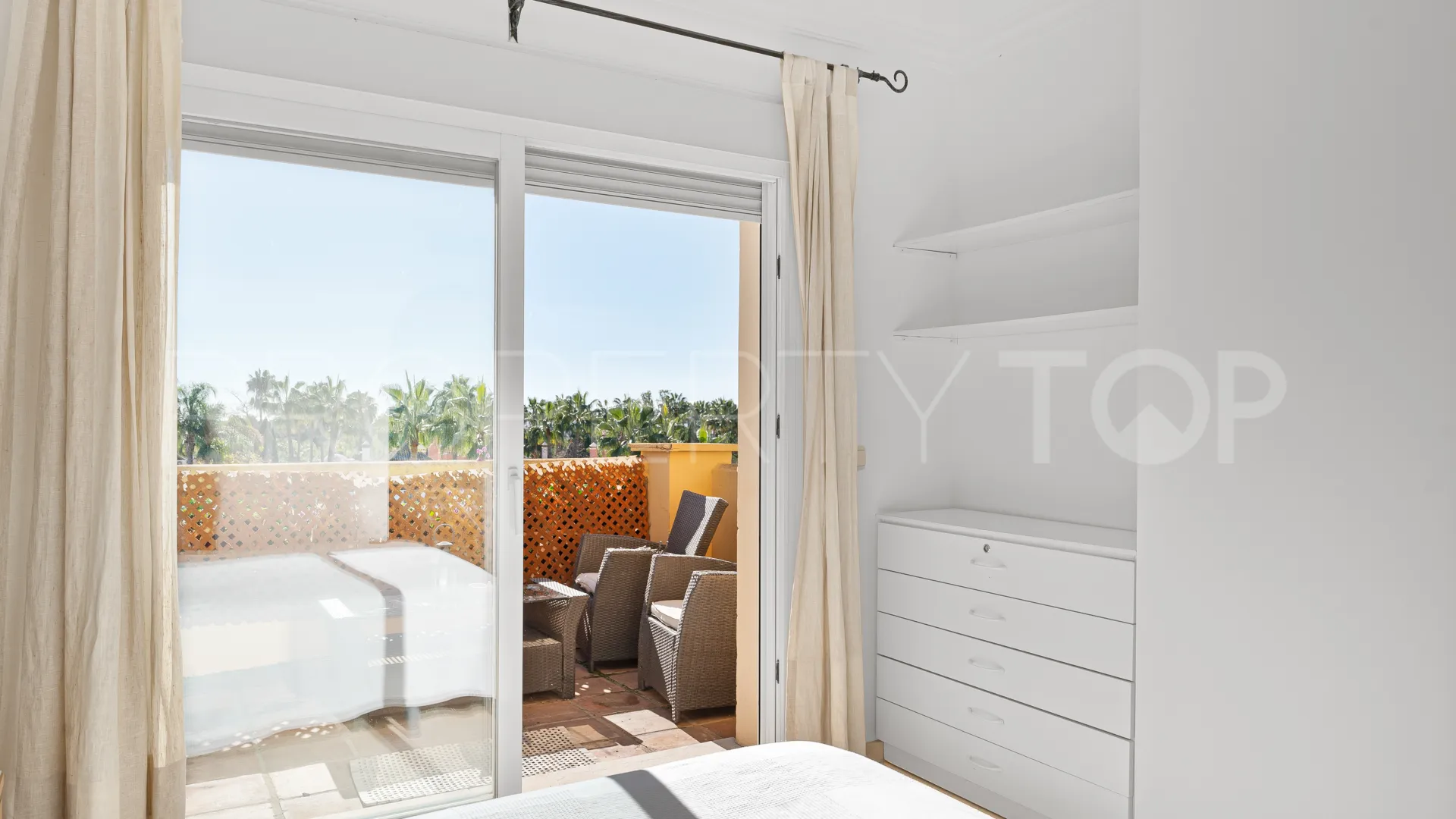 Buy town house with 4 bedrooms in La Alzambra