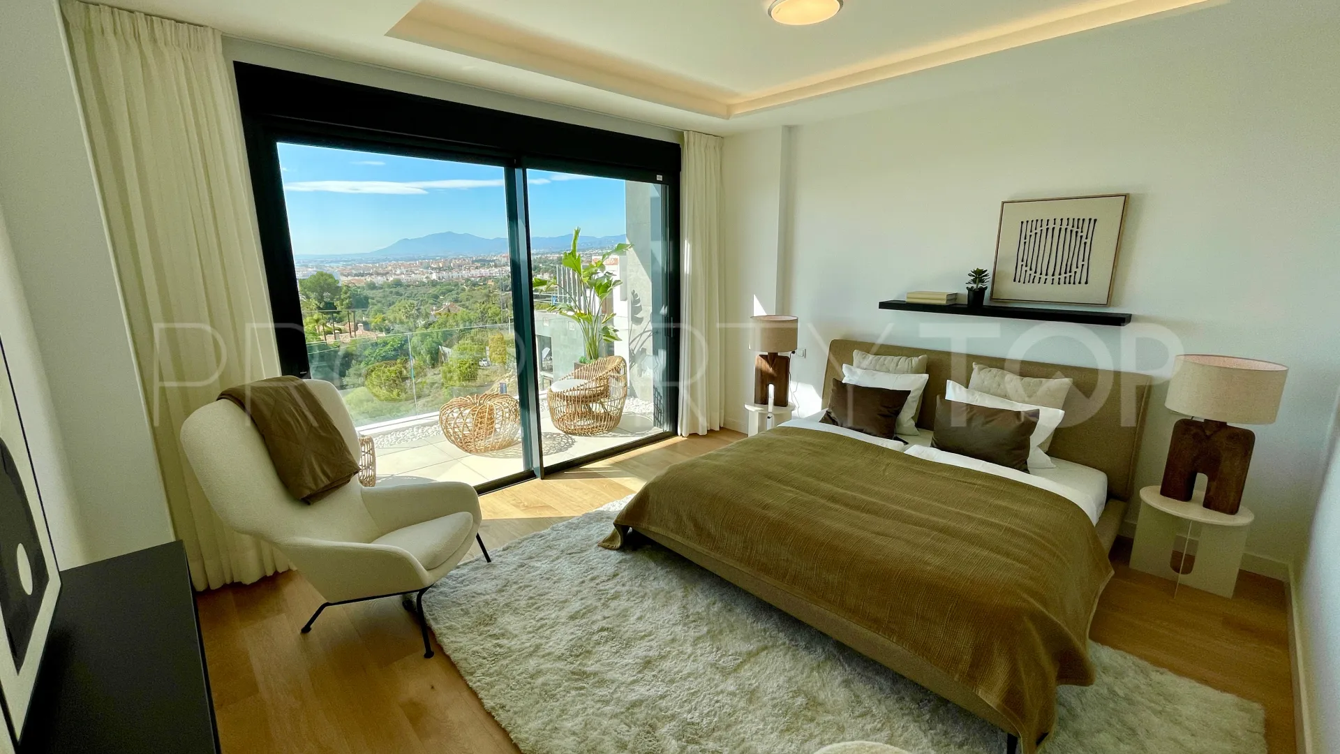 For sale semi detached villa with 6 bedrooms in Rio Real