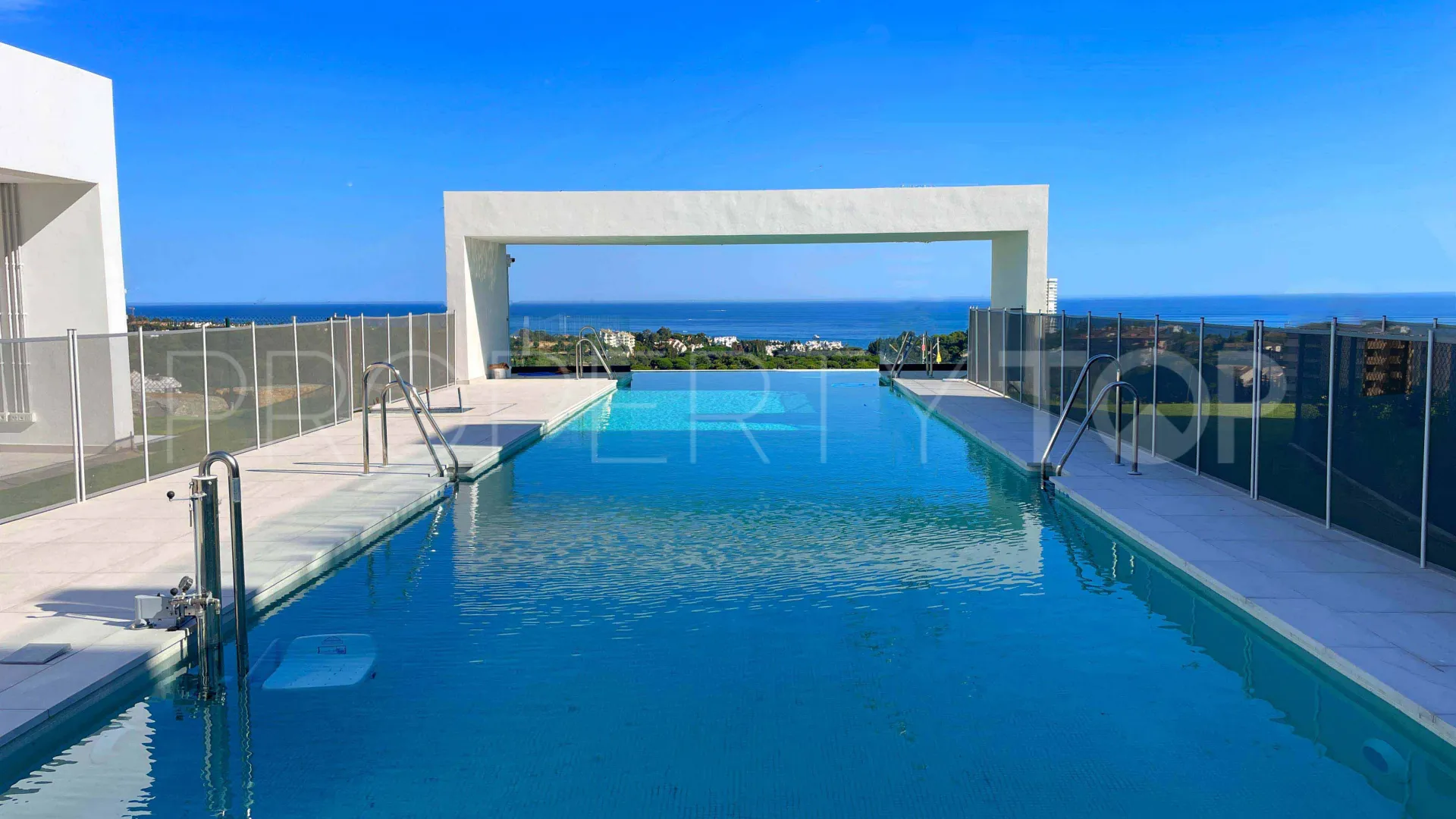 For sale semi detached villa with 6 bedrooms in Rio Real