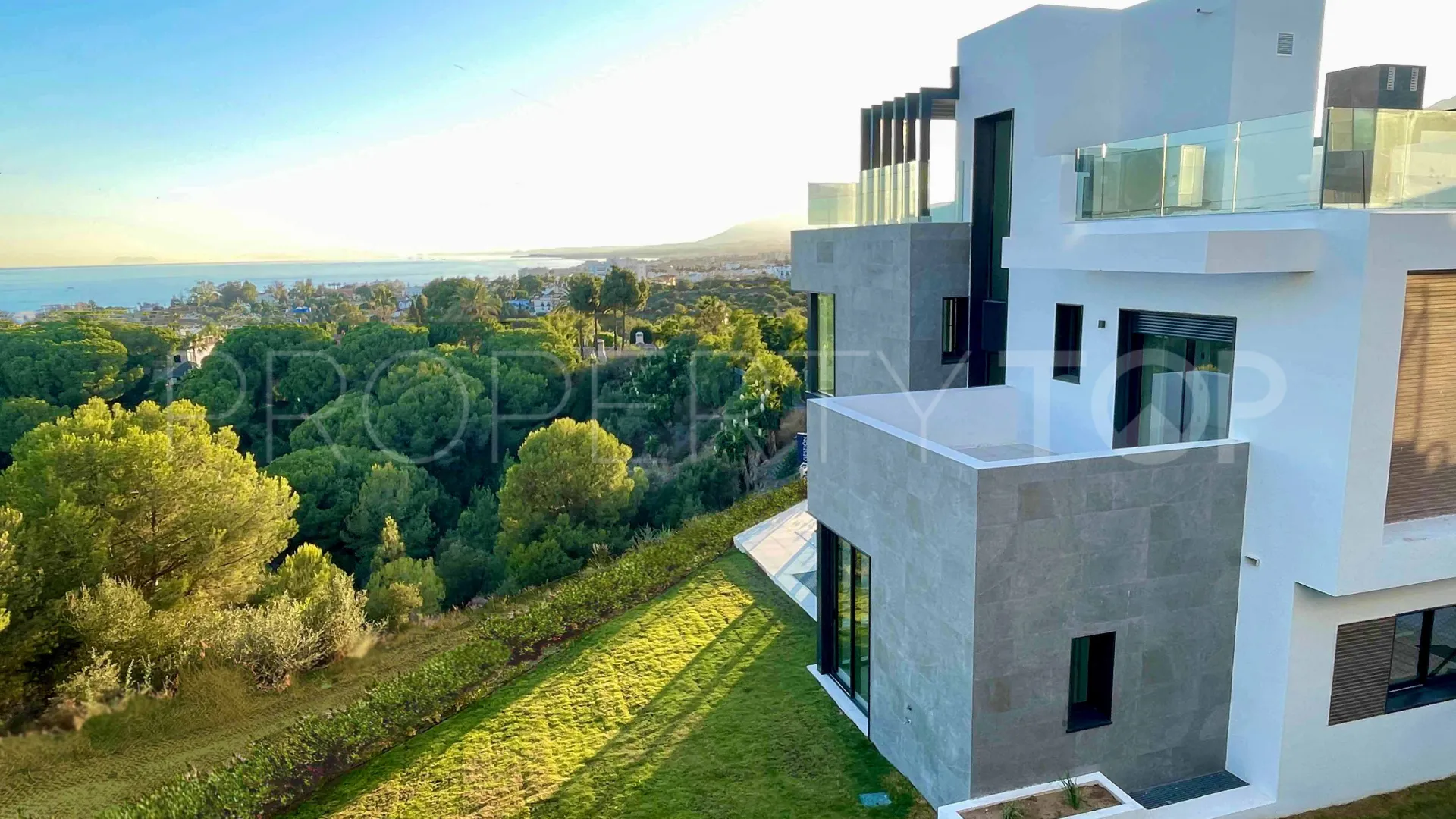 For sale semi detached villa with 6 bedrooms in Rio Real