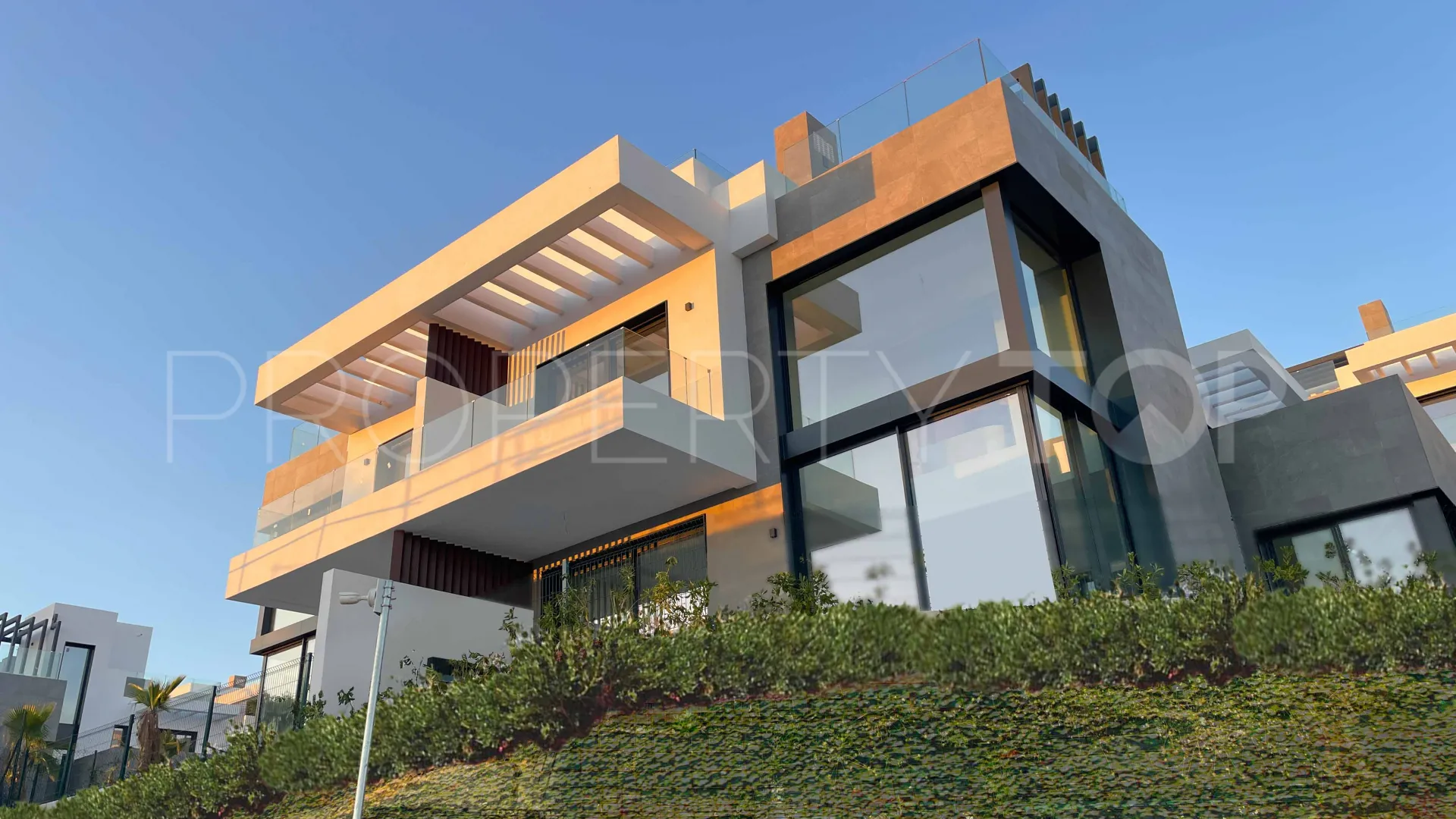 For sale semi detached villa with 6 bedrooms in Rio Real
