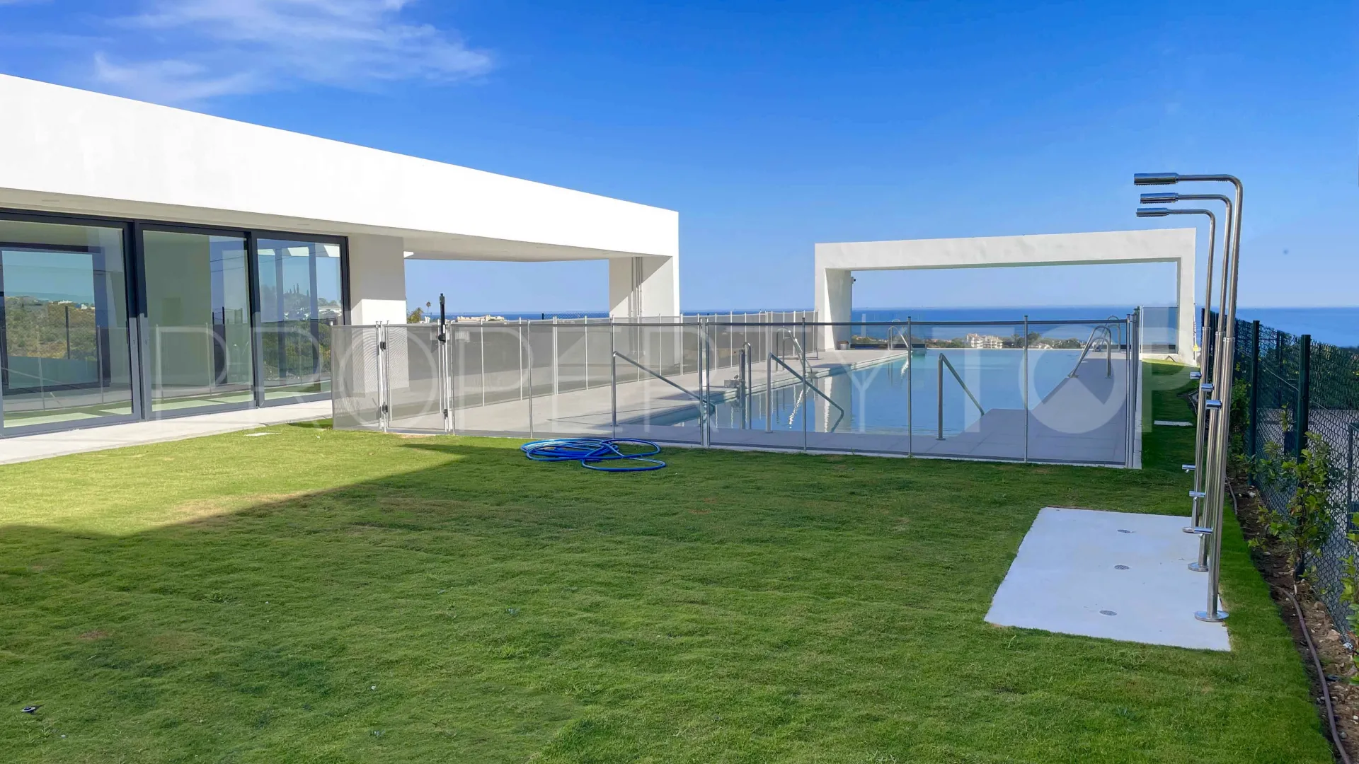 For sale semi detached villa with 6 bedrooms in Rio Real