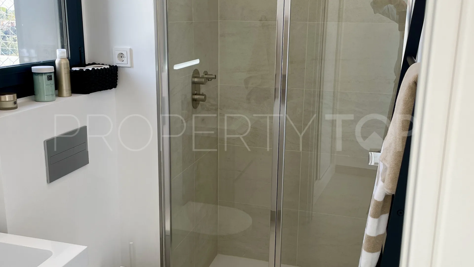 For sale semi detached villa with 6 bedrooms in Rio Real