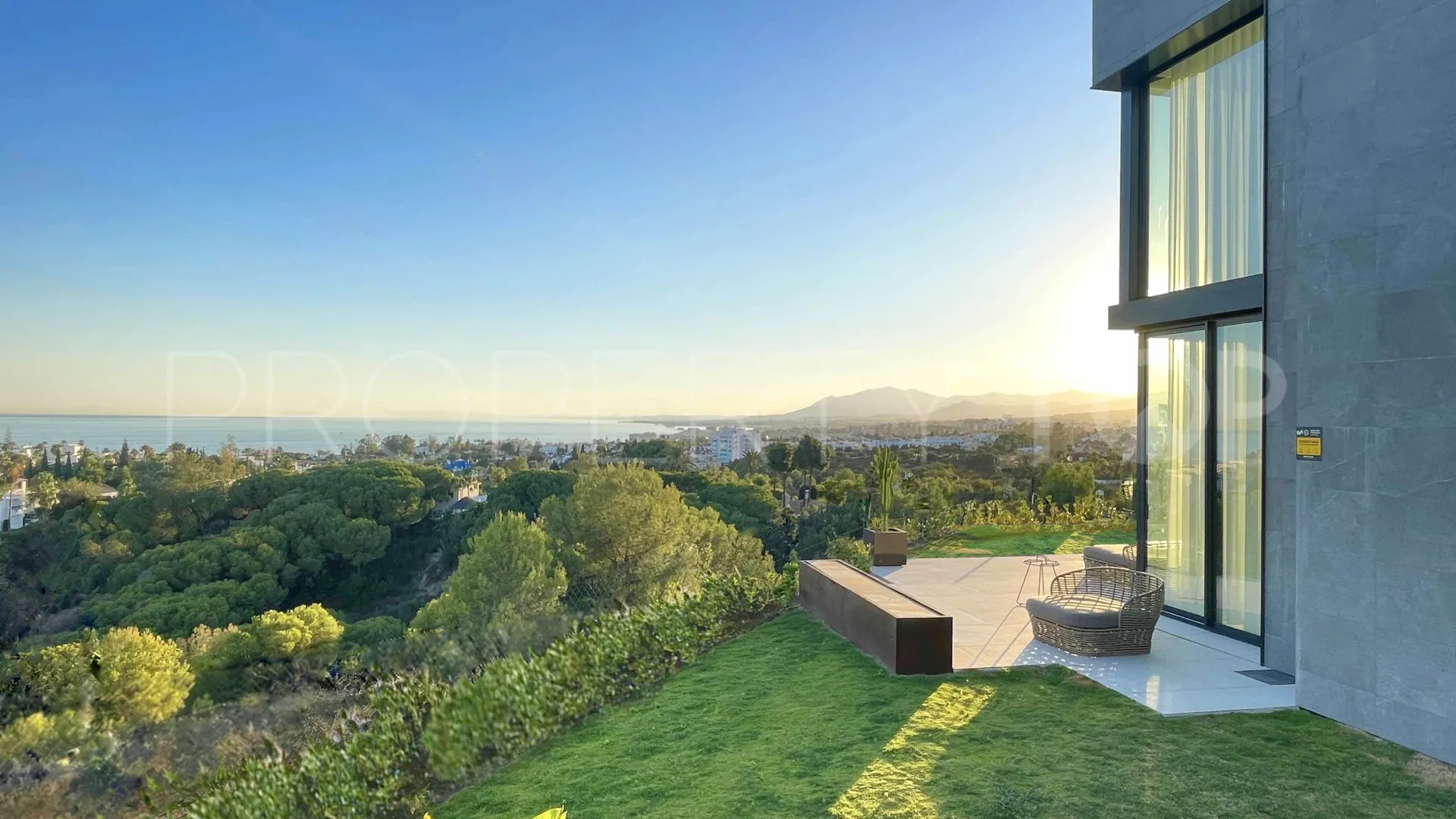 For sale semi detached villa with 6 bedrooms in Rio Real