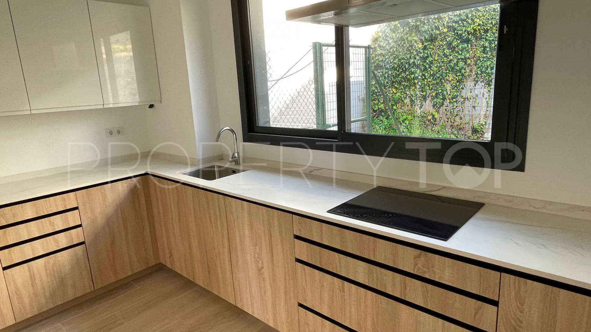 For sale semi detached villa with 6 bedrooms in Rio Real