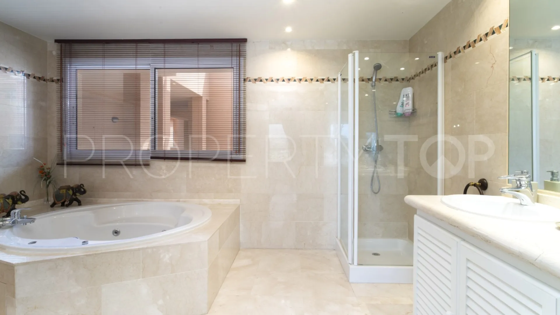 Se vende Ático en Magna Marbella con 4 dormitorios