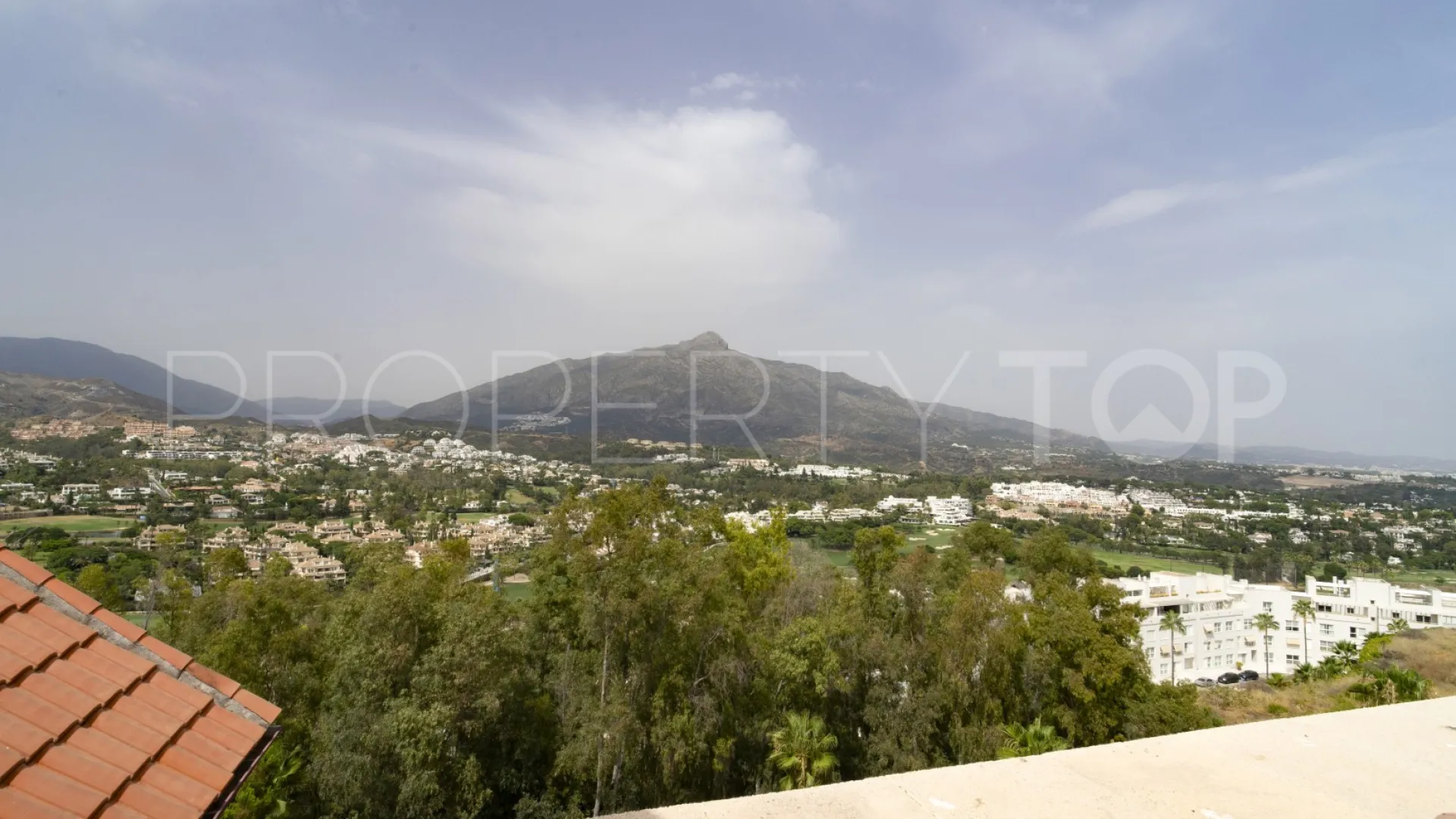 Se vende Ático en Magna Marbella con 4 dormitorios