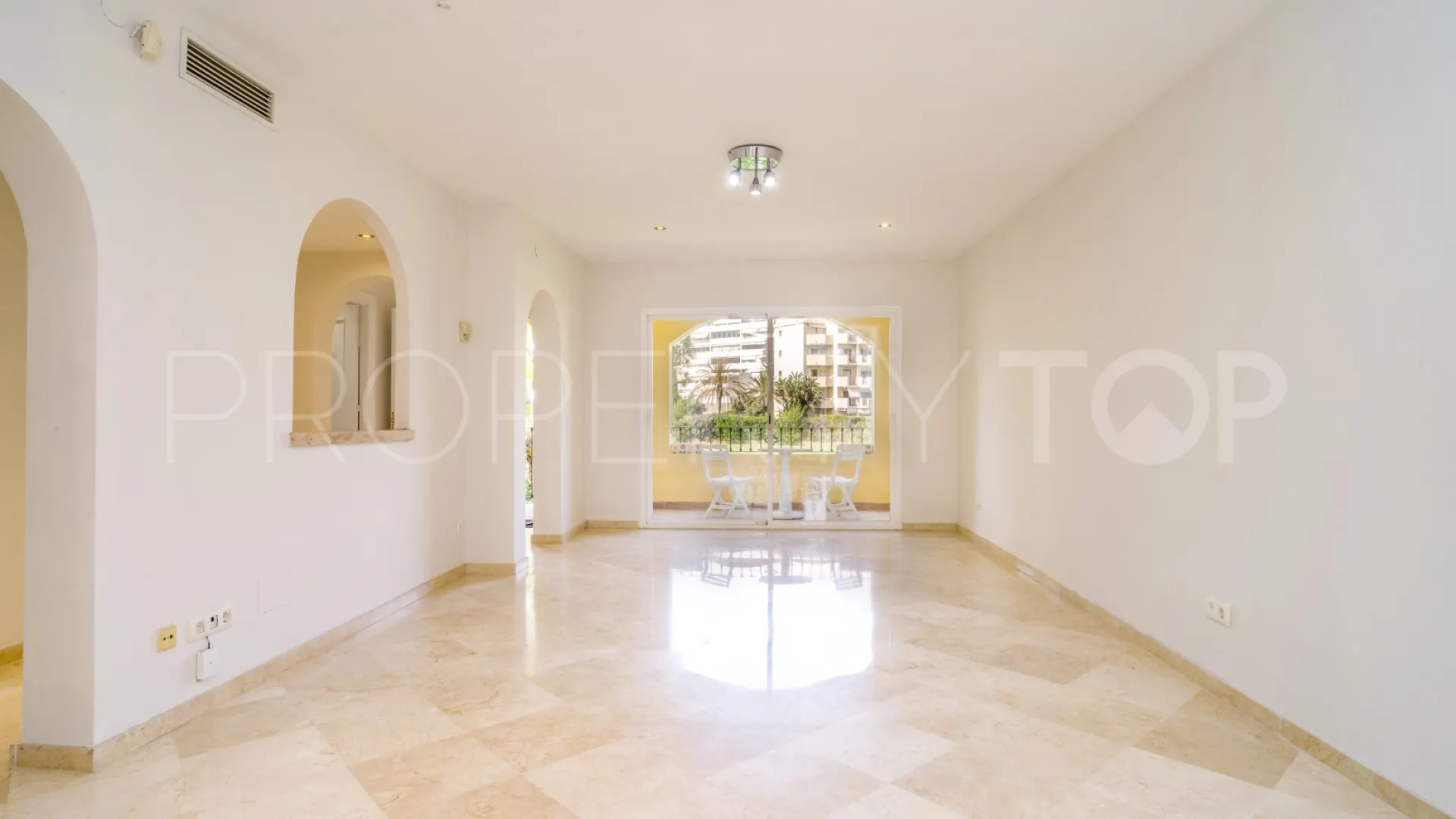 Se vende apartamento con 2 dormitorios en Guadalmina Alta