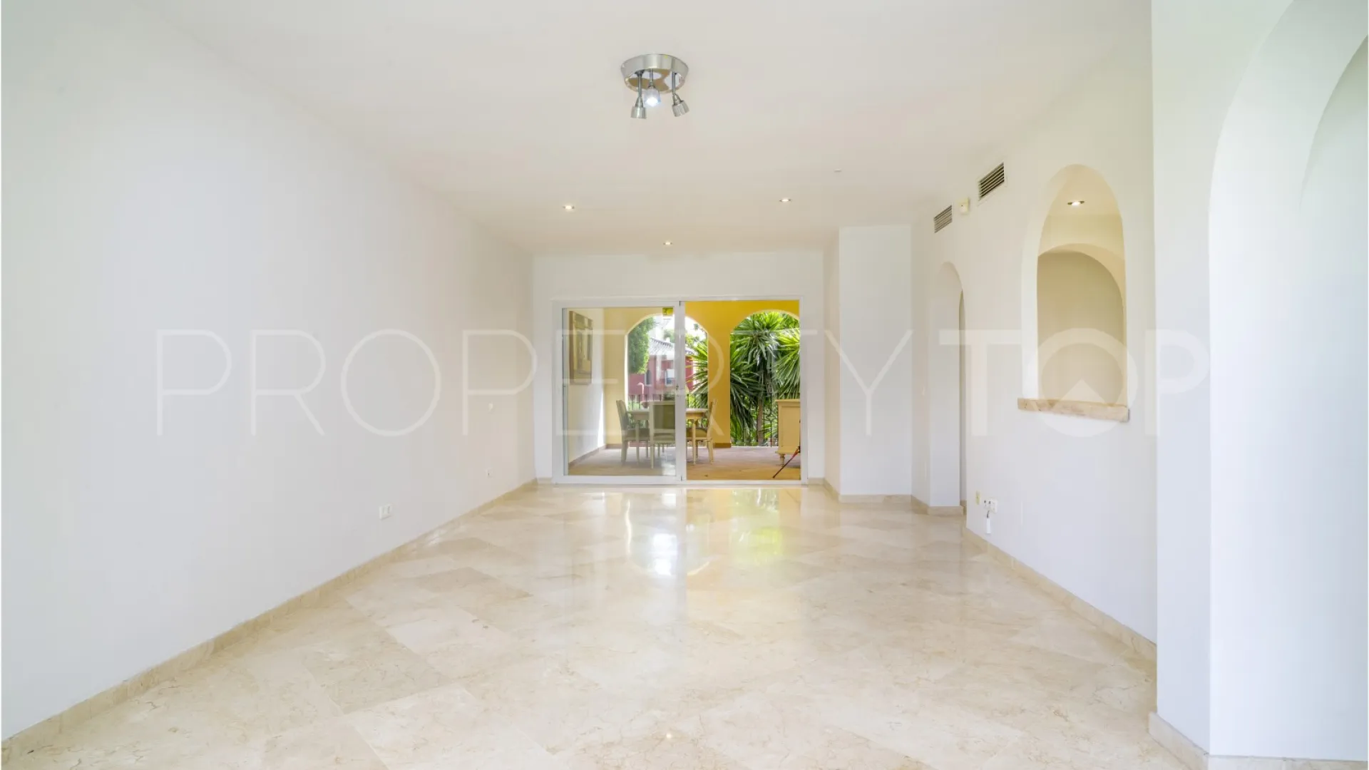 Se vende apartamento con 2 dormitorios en Guadalmina Alta
