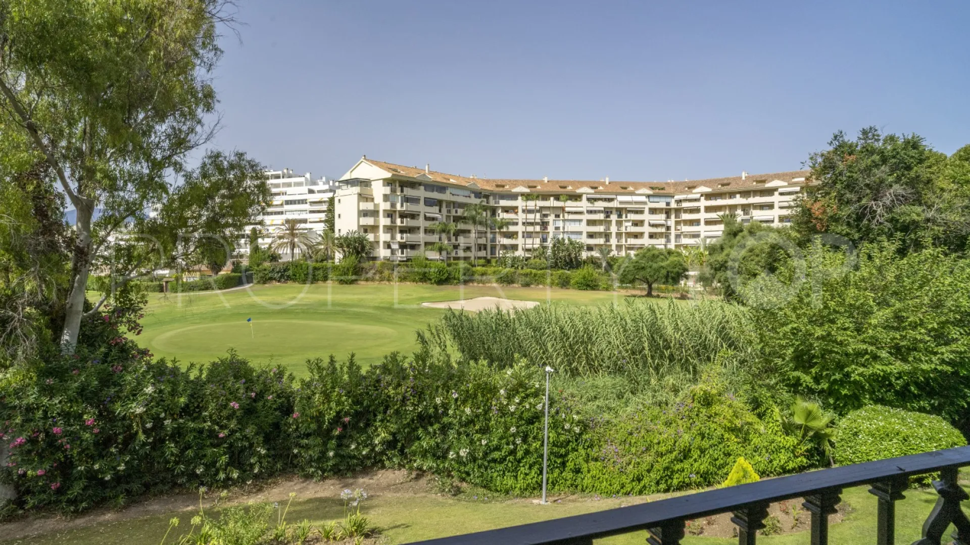 Se vende apartamento con 2 dormitorios en Guadalmina Alta