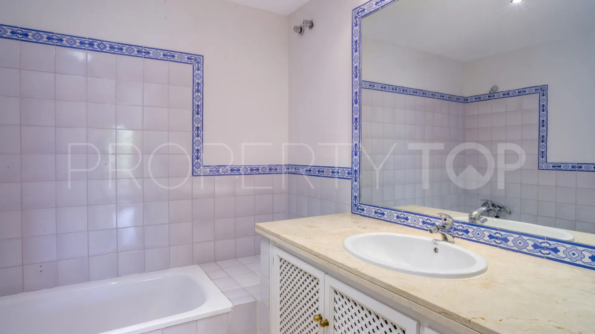 Se vende apartamento con 2 dormitorios en Guadalmina Alta