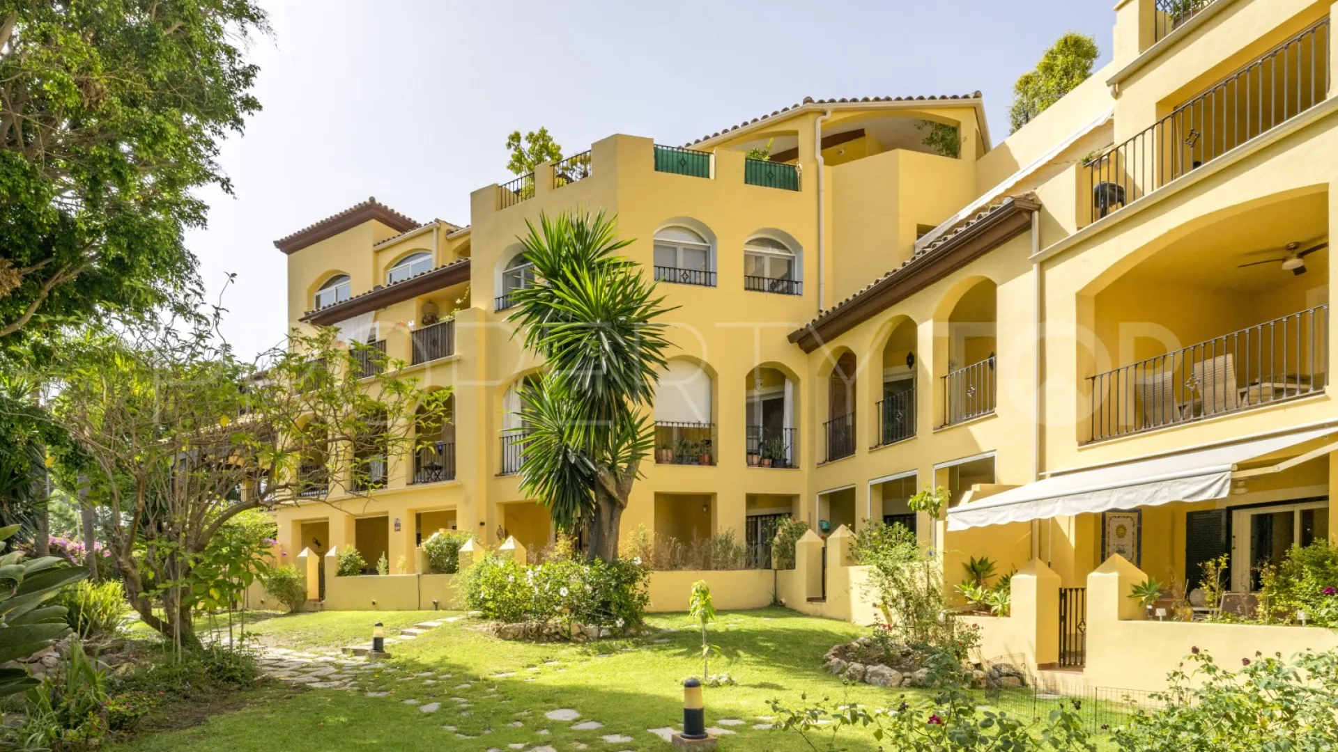 Se vende apartamento con 2 dormitorios en Guadalmina Alta
