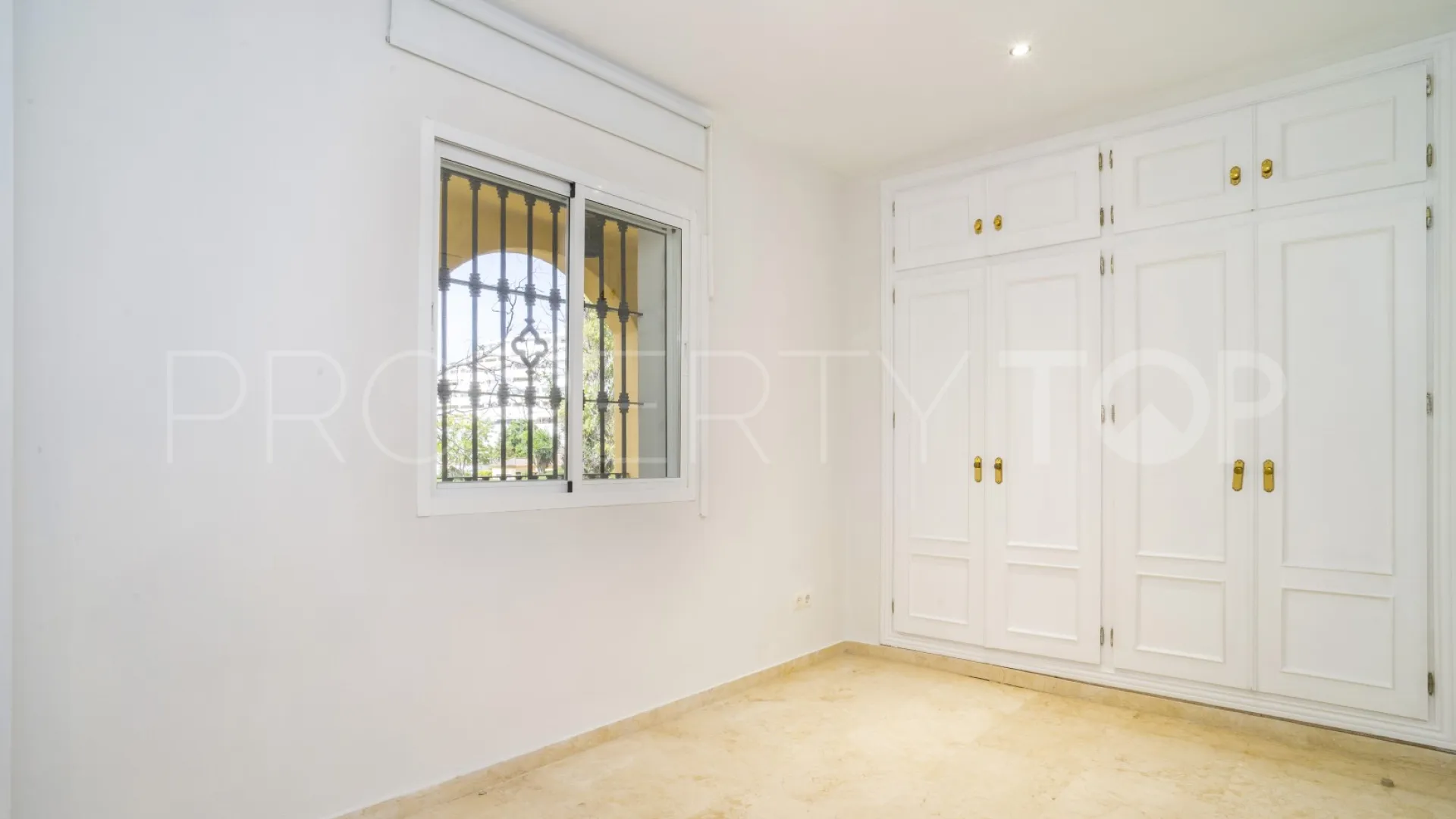 Se vende apartamento con 2 dormitorios en Guadalmina Alta
