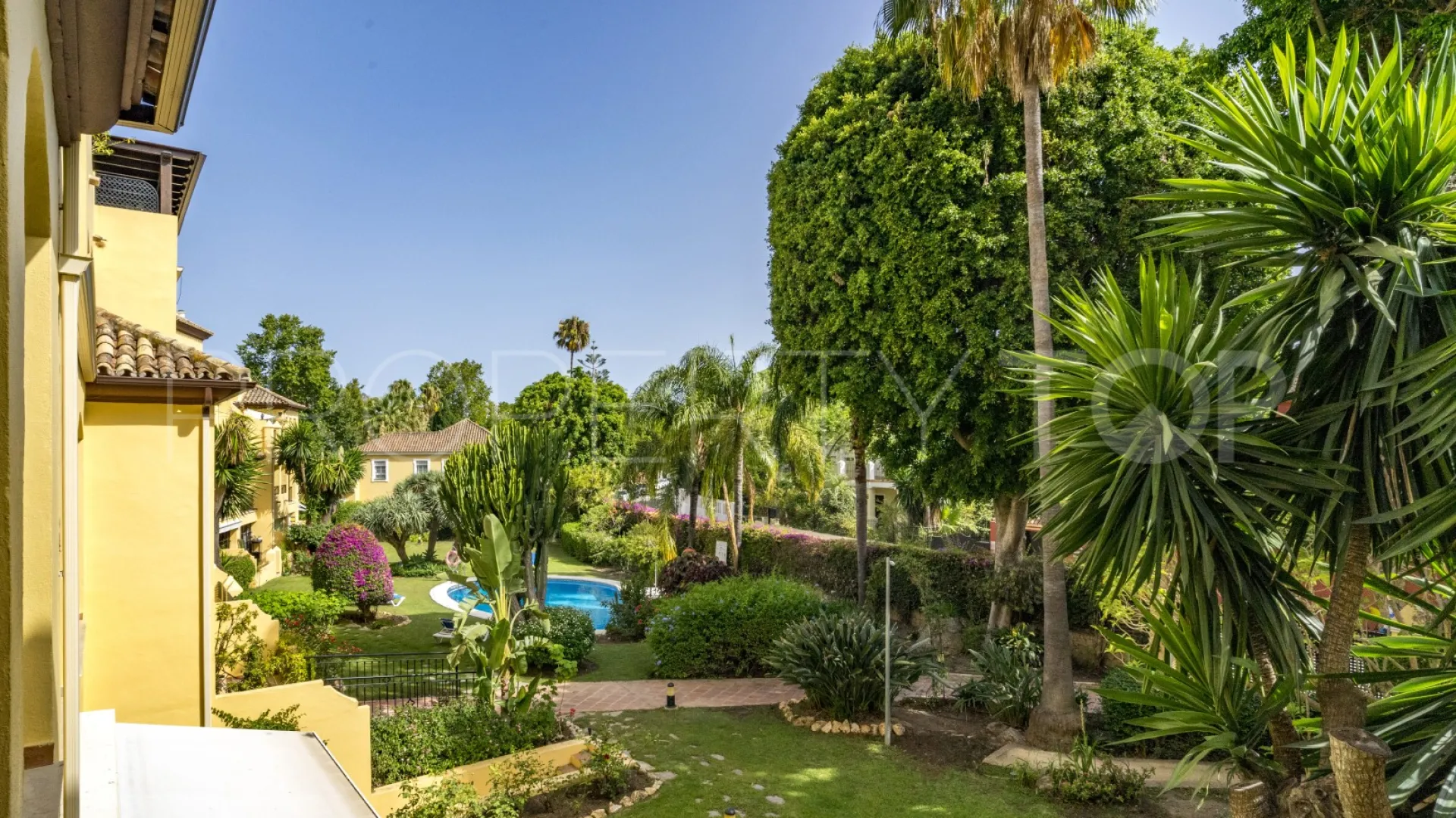 Se vende apartamento con 2 dormitorios en Guadalmina Alta