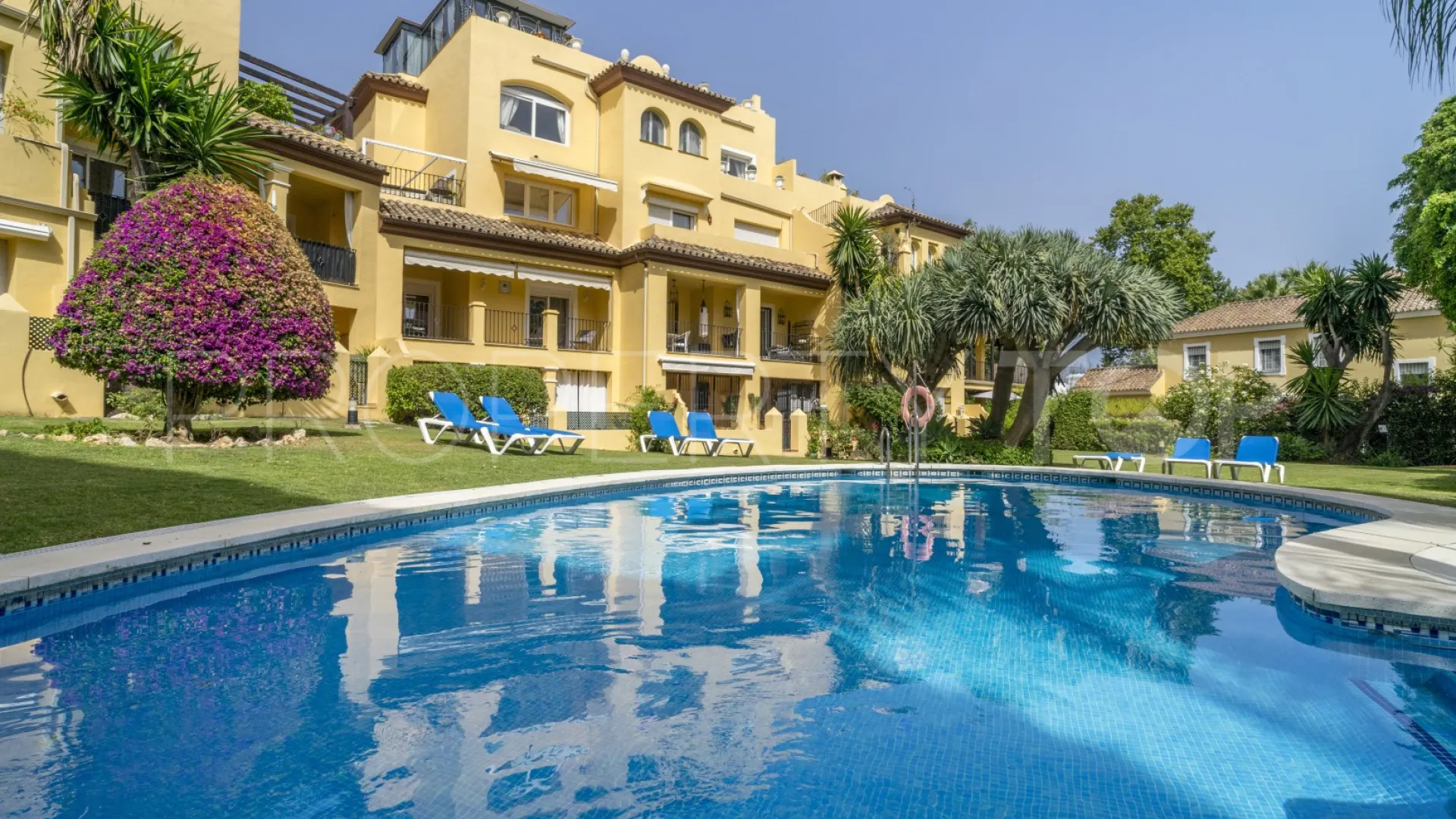 Se vende apartamento con 2 dormitorios en Guadalmina Alta