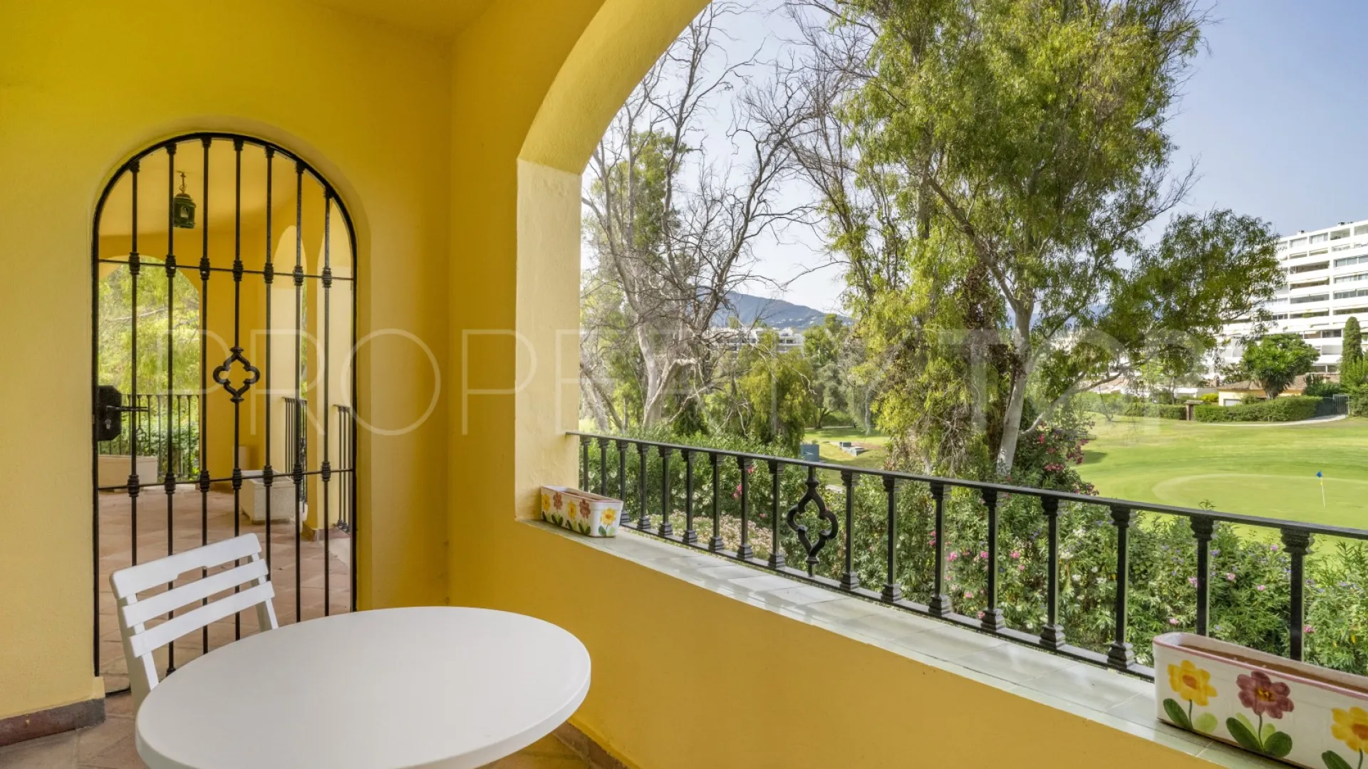 Se vende apartamento con 2 dormitorios en Guadalmina Alta