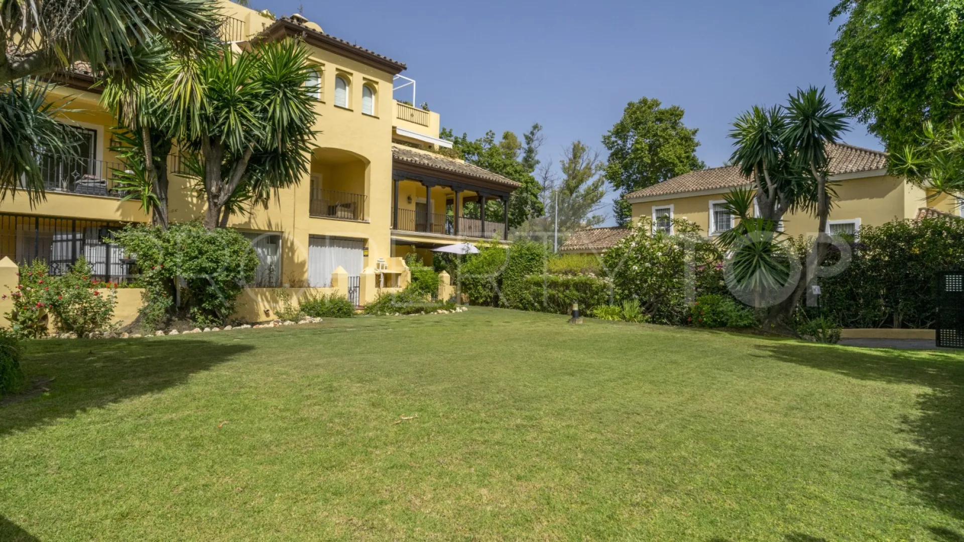 Se vende apartamento con 2 dormitorios en Guadalmina Alta