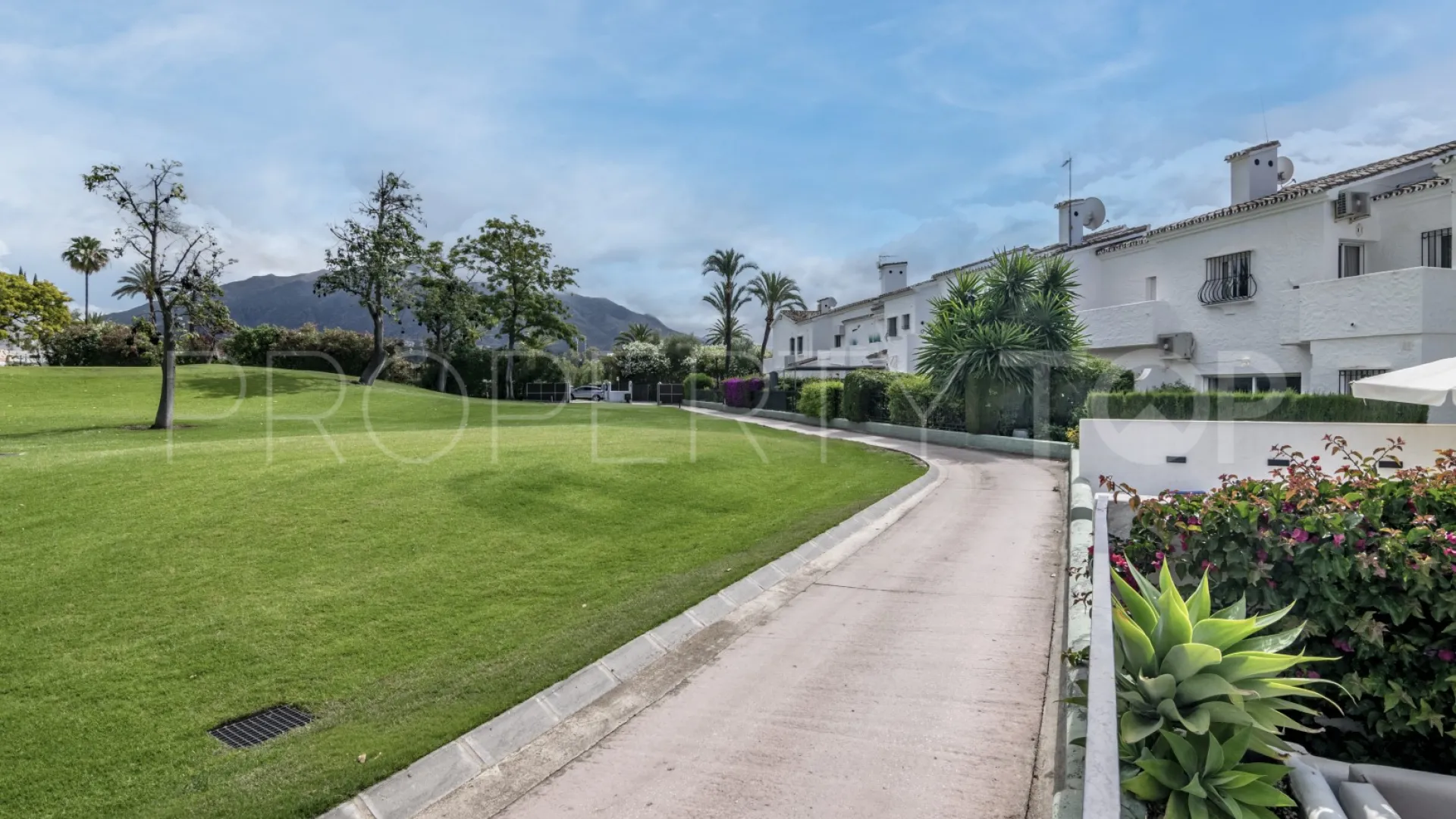 For sale Los Naranjos Country Club 3 bedrooms town house