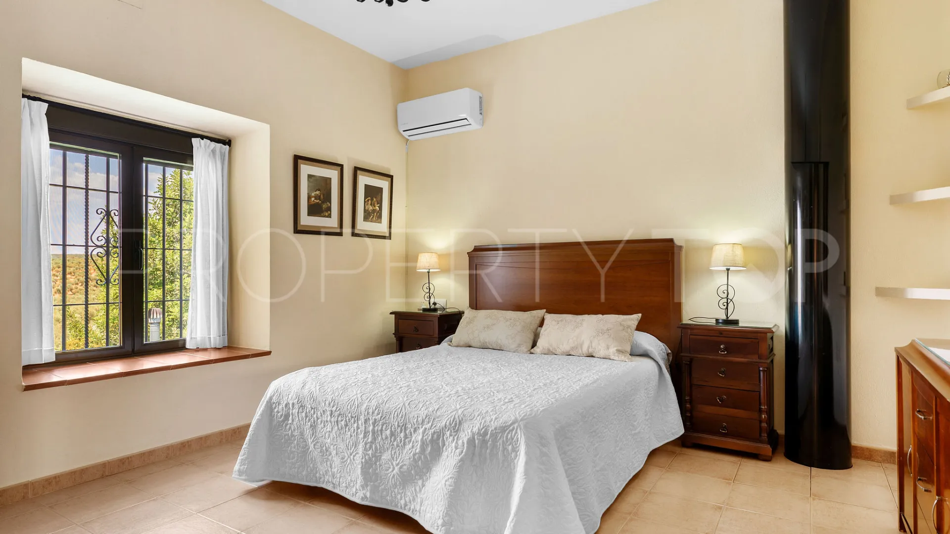 Marmolejo, finca de 6 dormitorios en venta