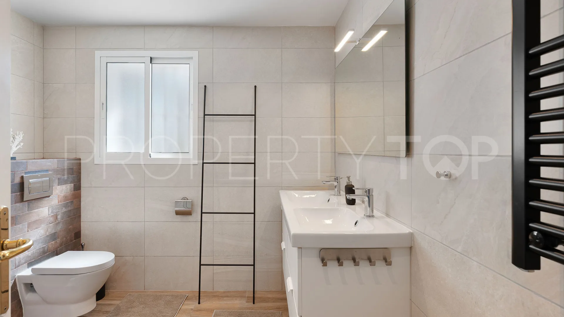 Se vende villa con 4 dormitorios en La Campana