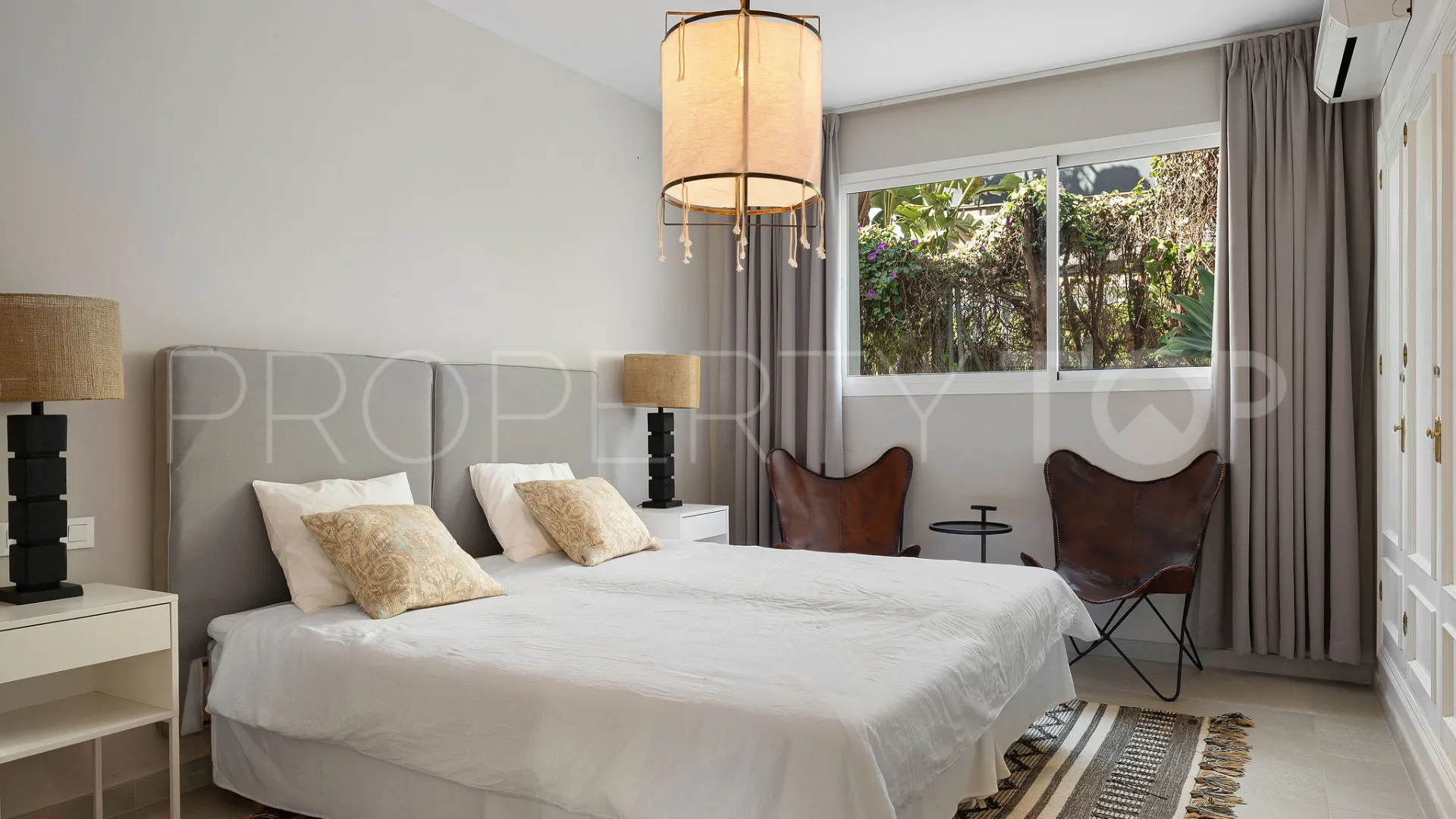 Se vende villa con 4 dormitorios en La Campana