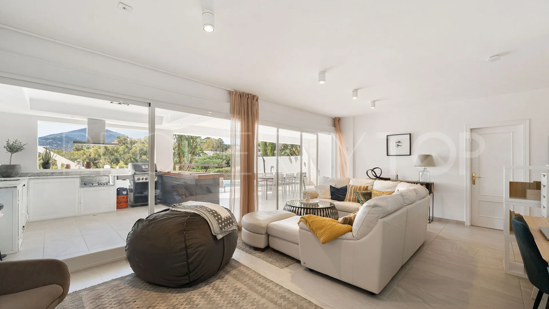 Se vende villa con 4 dormitorios en La Campana