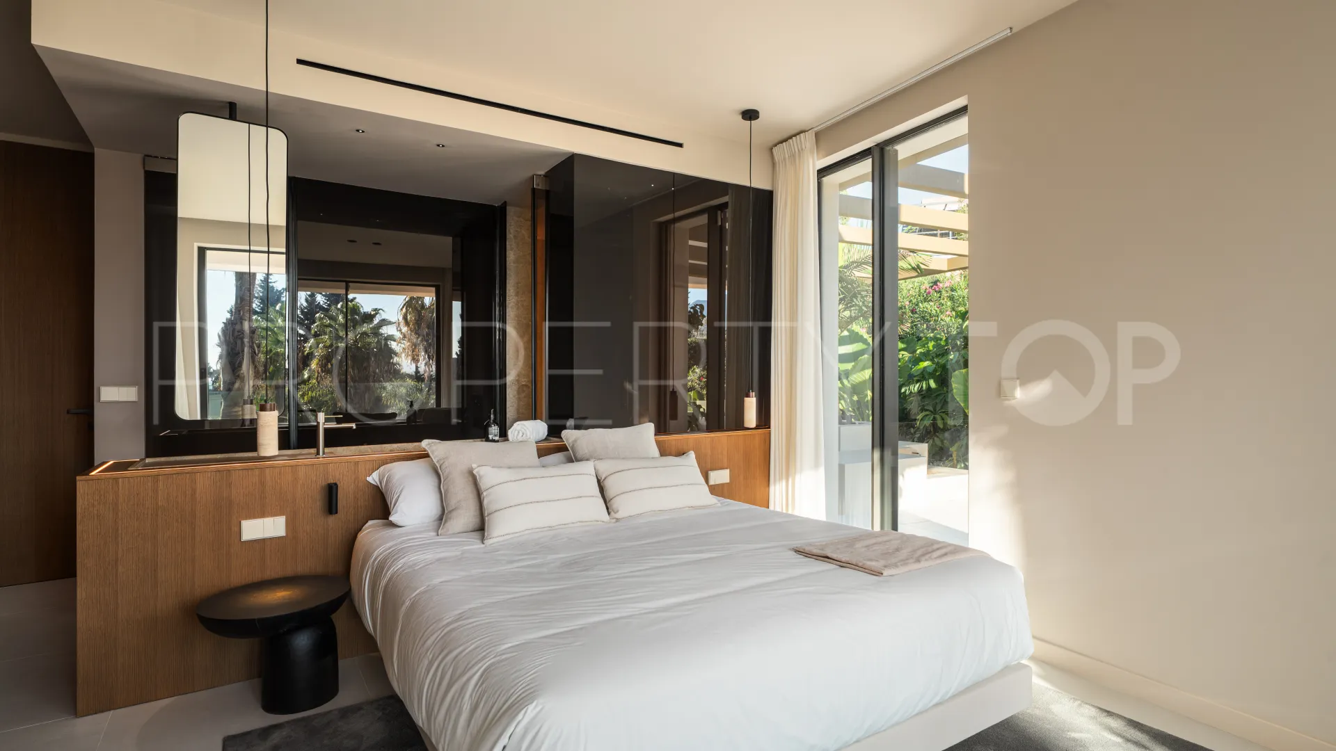 7 bedrooms Nueva Andalucia villa for sale