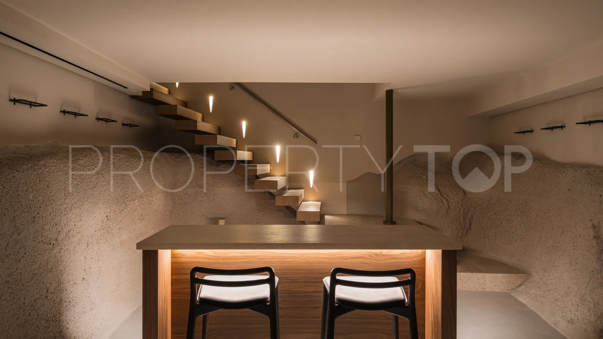 7 bedrooms Nueva Andalucia villa for sale