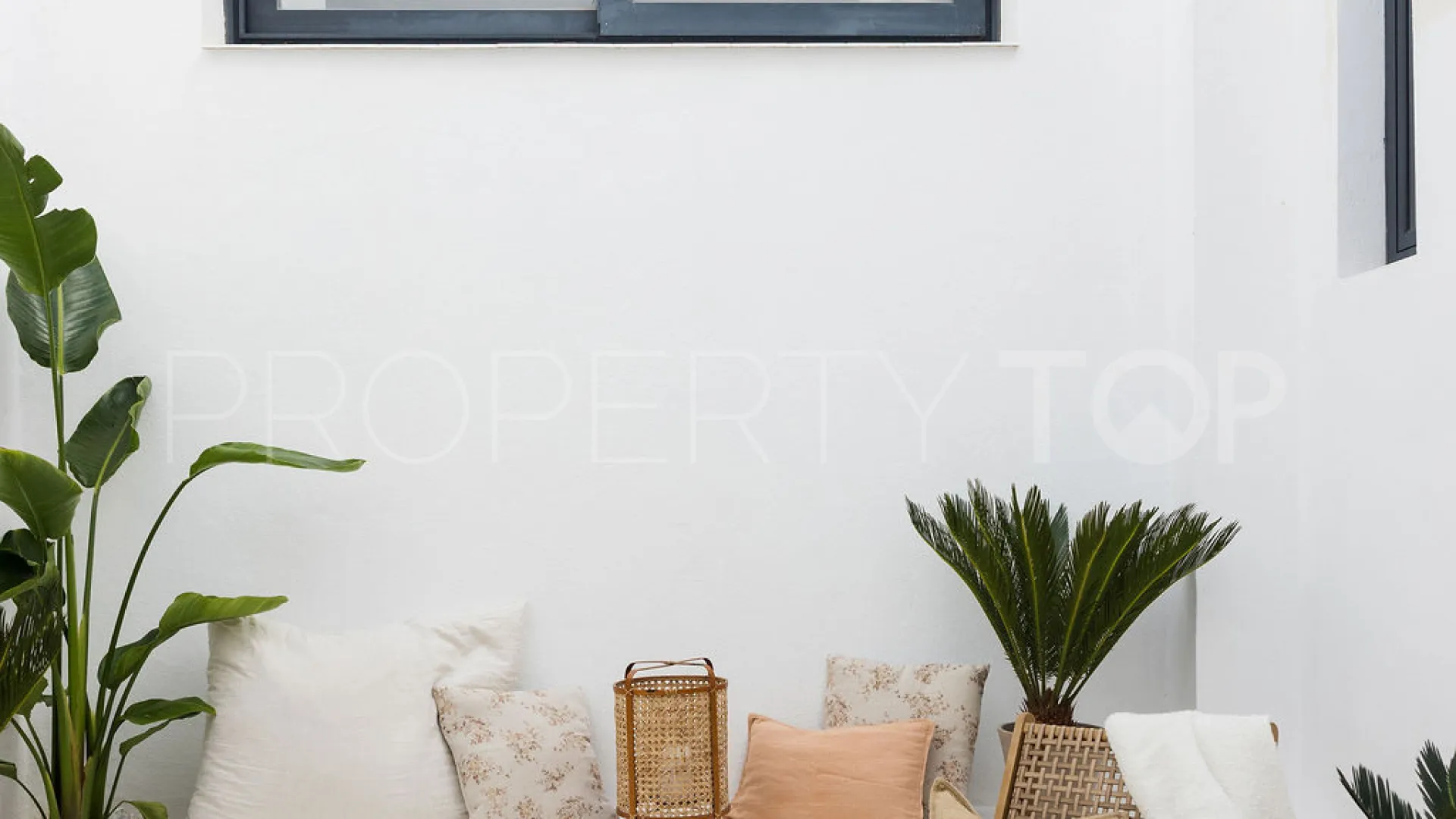 4 bedrooms town house in Aloha for sale