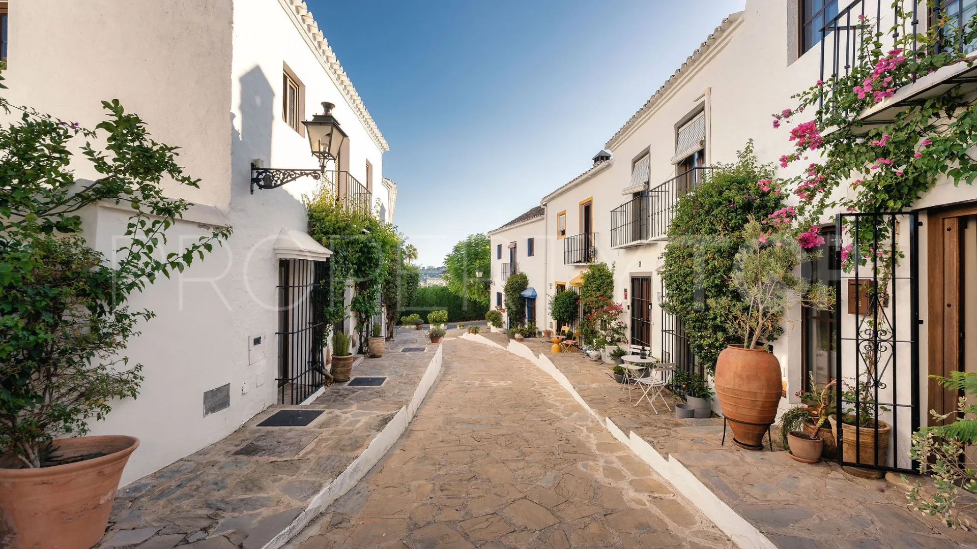 For sale town house in El Naranjal with 2 bedrooms