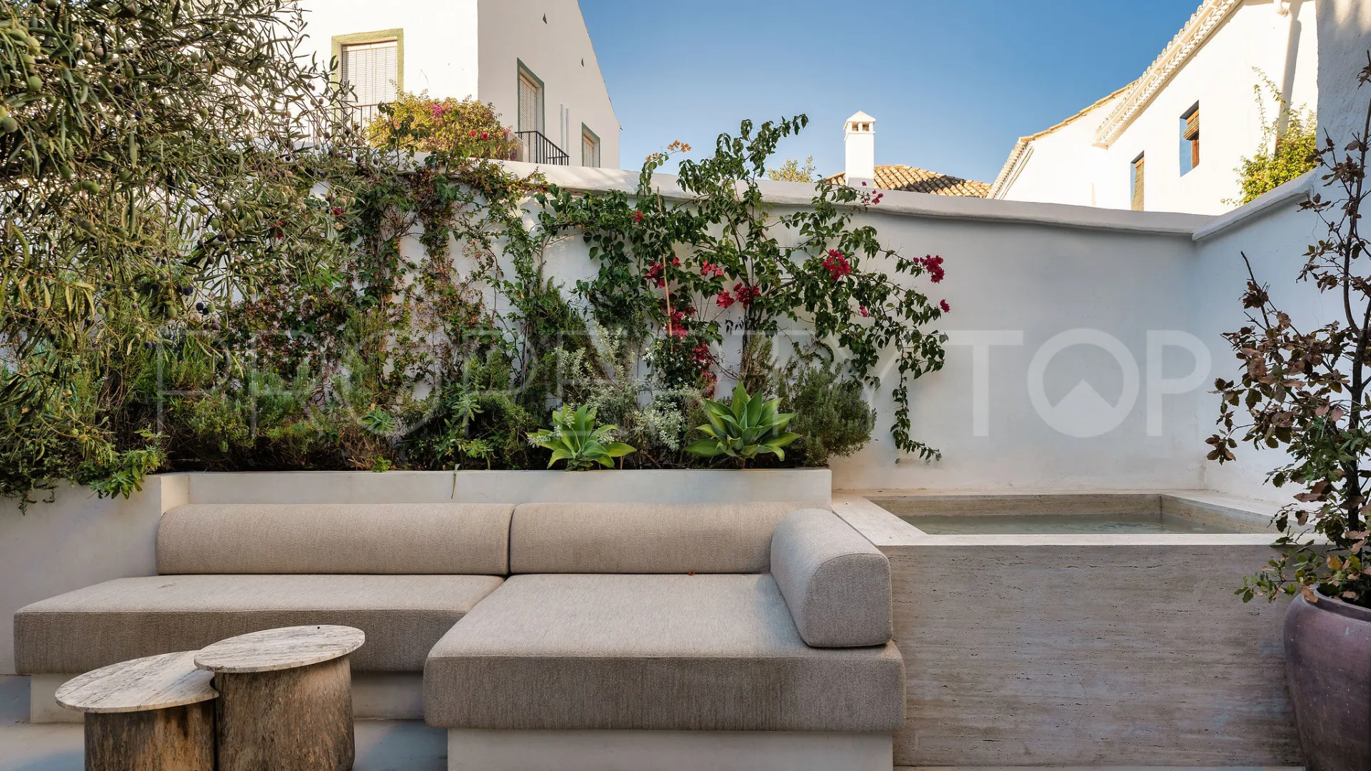For sale town house in El Naranjal with 2 bedrooms