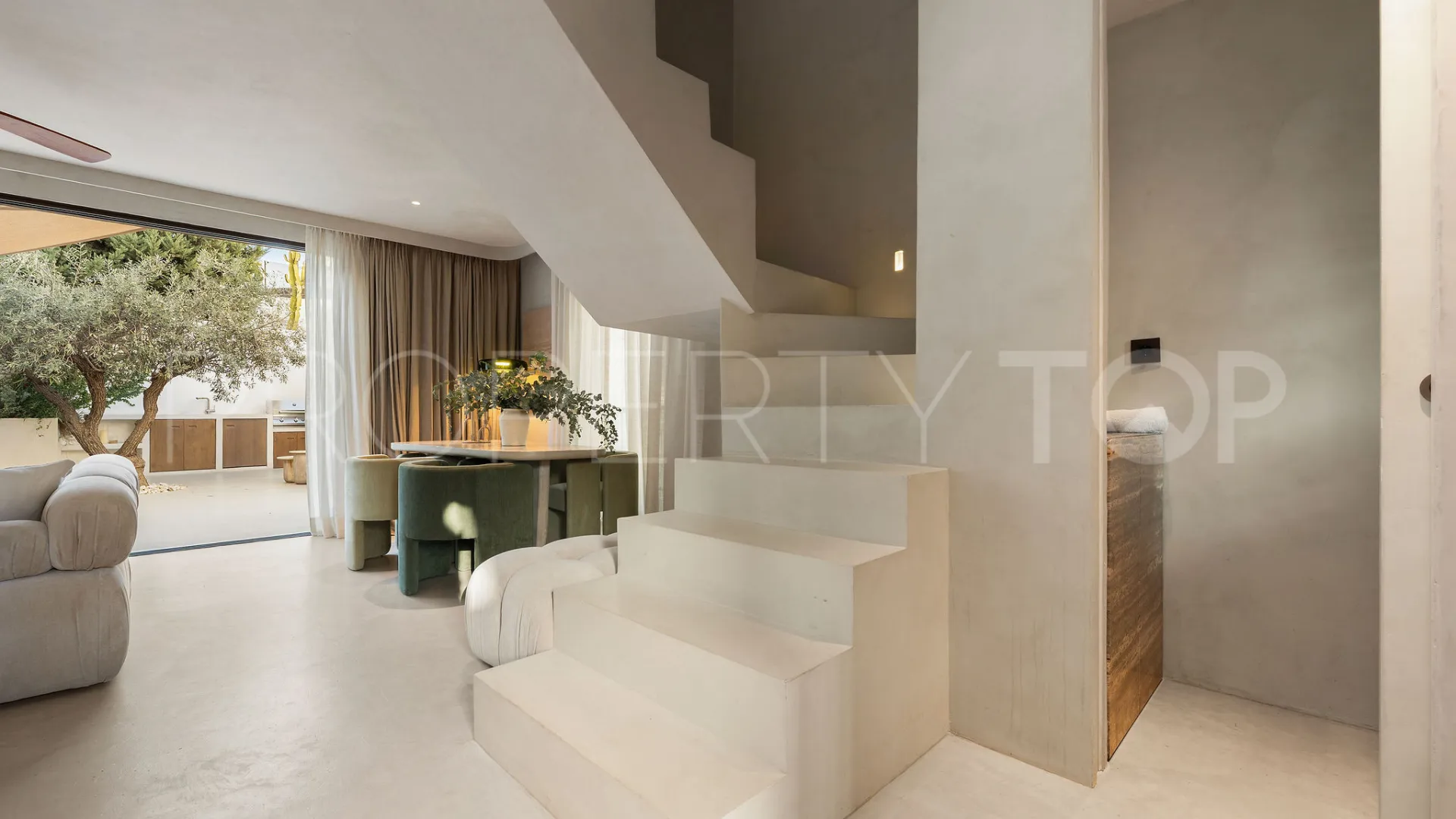 For sale town house in El Naranjal with 2 bedrooms