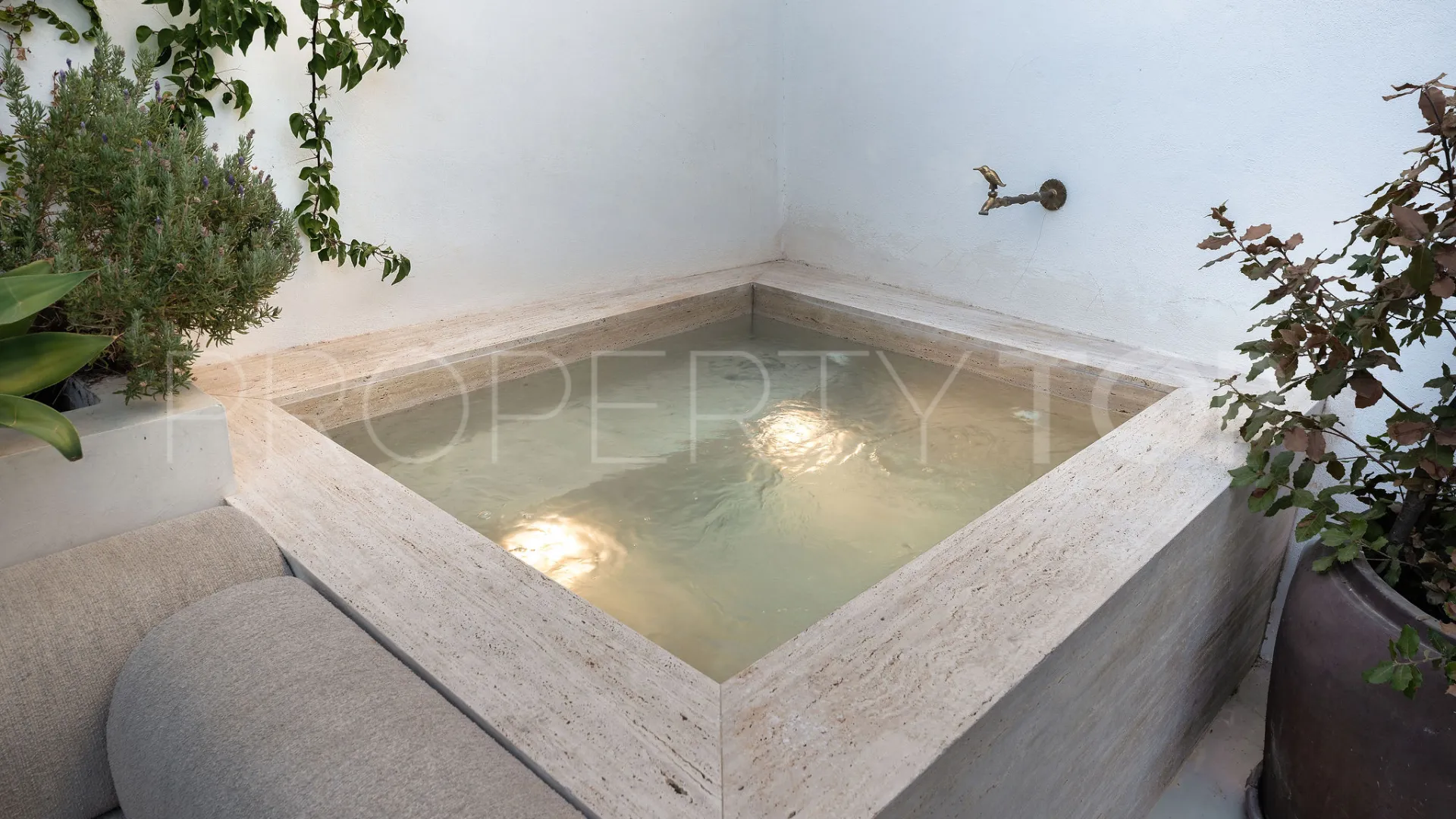 For sale town house in El Naranjal with 2 bedrooms