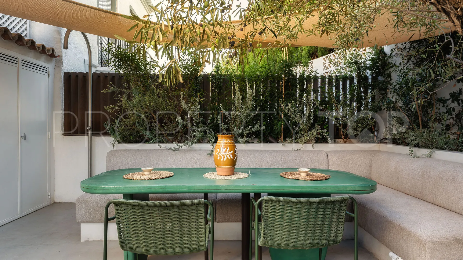 For sale town house in El Naranjal with 2 bedrooms