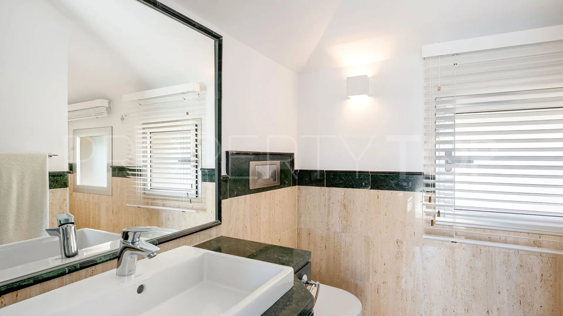 Duplex penthouse with 4 bedrooms for sale in Aloha Park