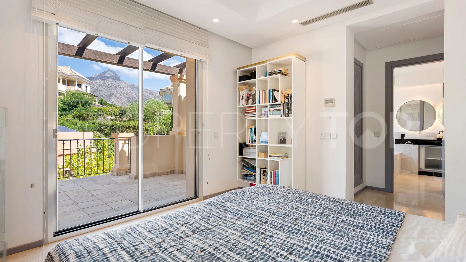 Duplex penthouse with 4 bedrooms for sale in Aloha Park