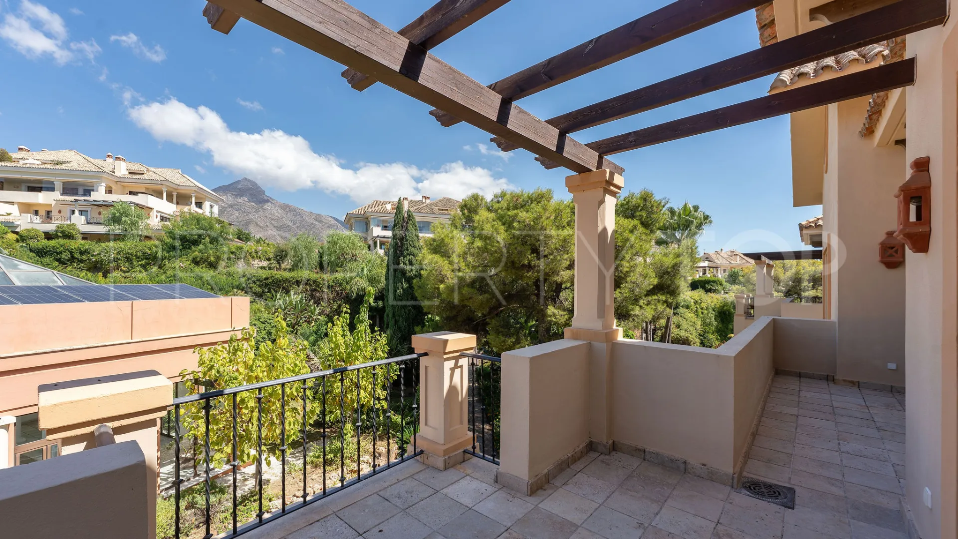 Duplex penthouse with 4 bedrooms for sale in Aloha Park