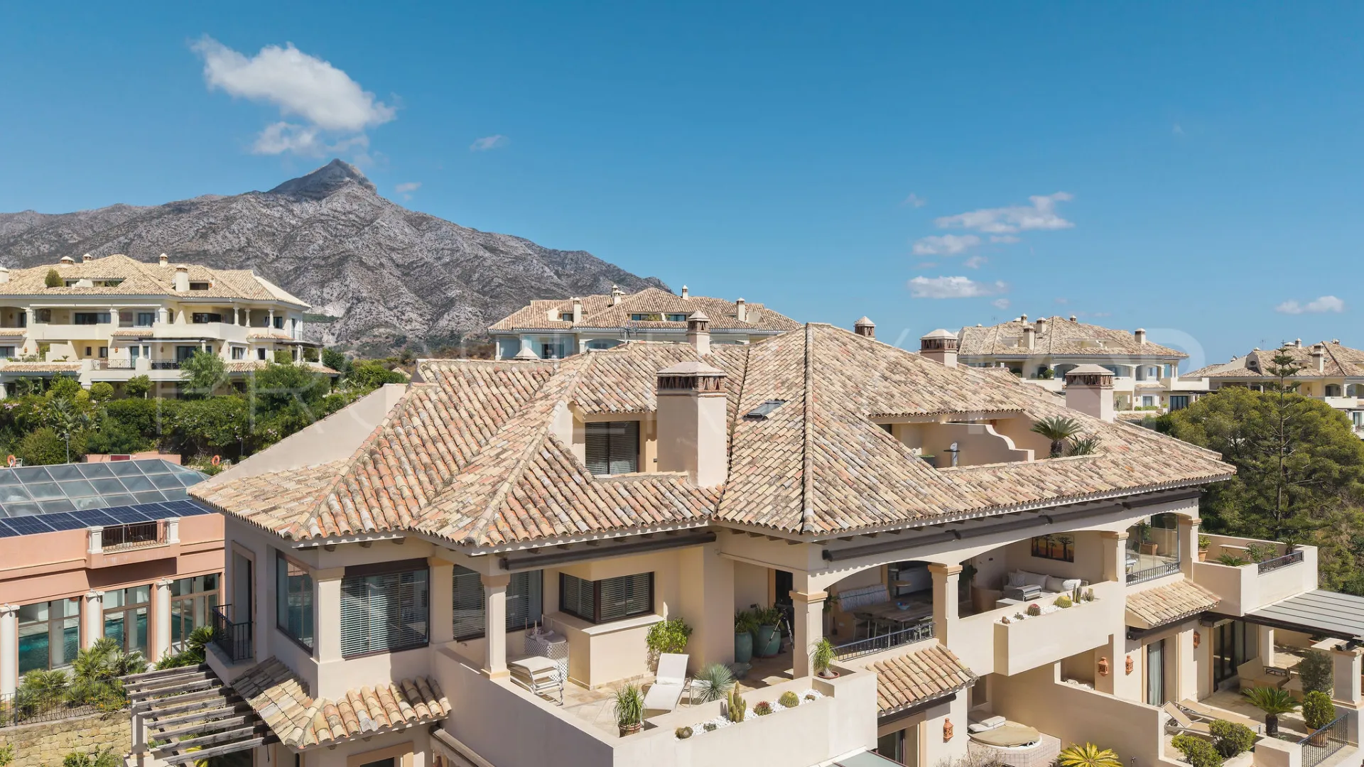 Duplex penthouse with 4 bedrooms for sale in Aloha Park