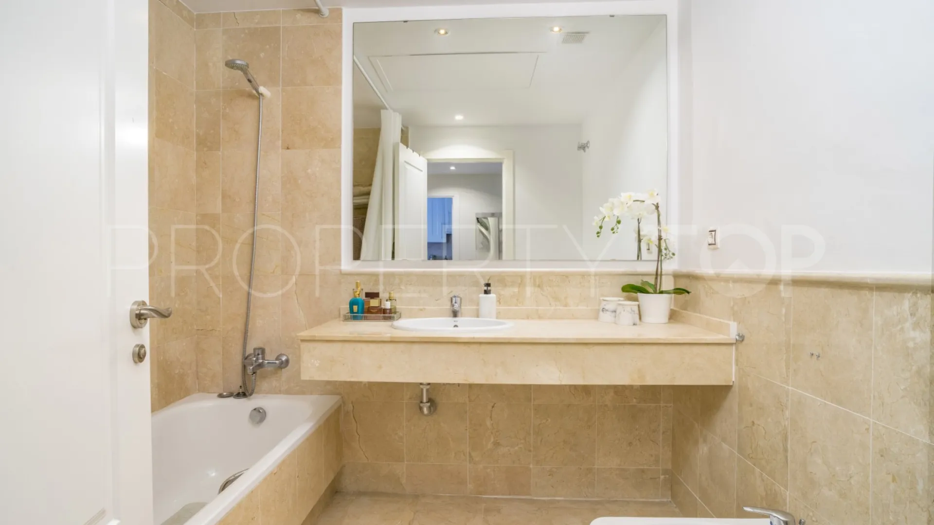 Apartamento planta baja a la venta de 2 dormitorios en Aloha Royal