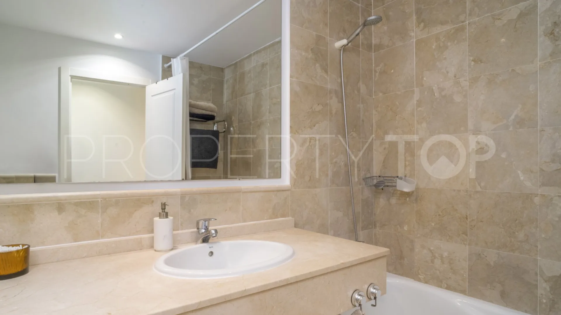 Apartamento planta baja a la venta de 2 dormitorios en Aloha Royal