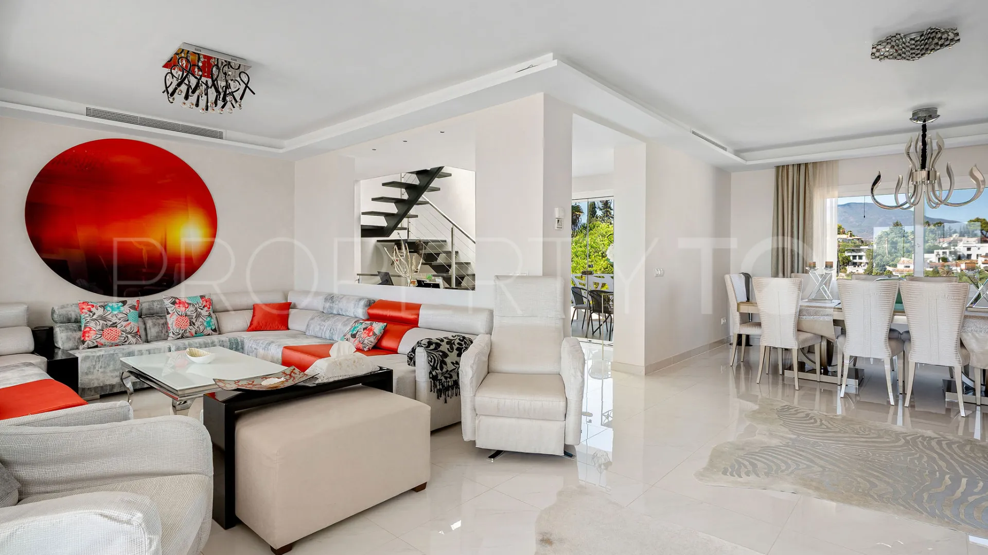 5 bedrooms Nueva Andalucia villa for sale