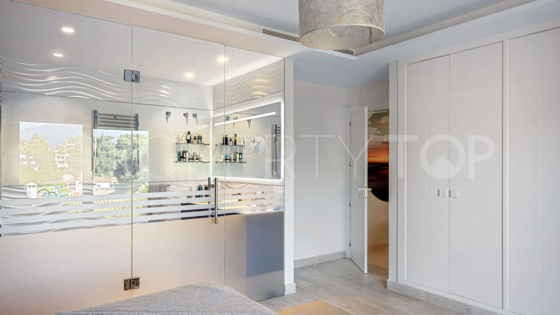 5 bedrooms Nueva Andalucia villa for sale