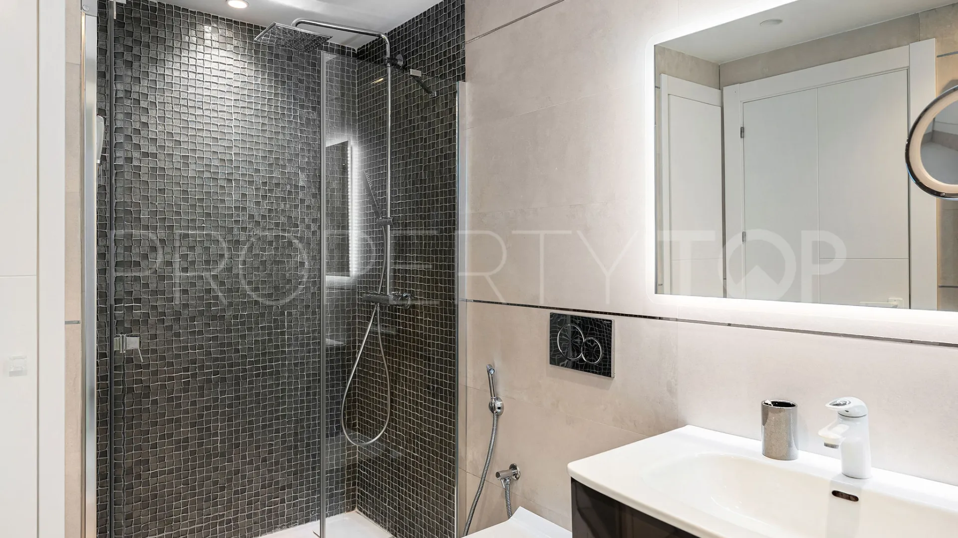 5 bedrooms Nueva Andalucia villa for sale