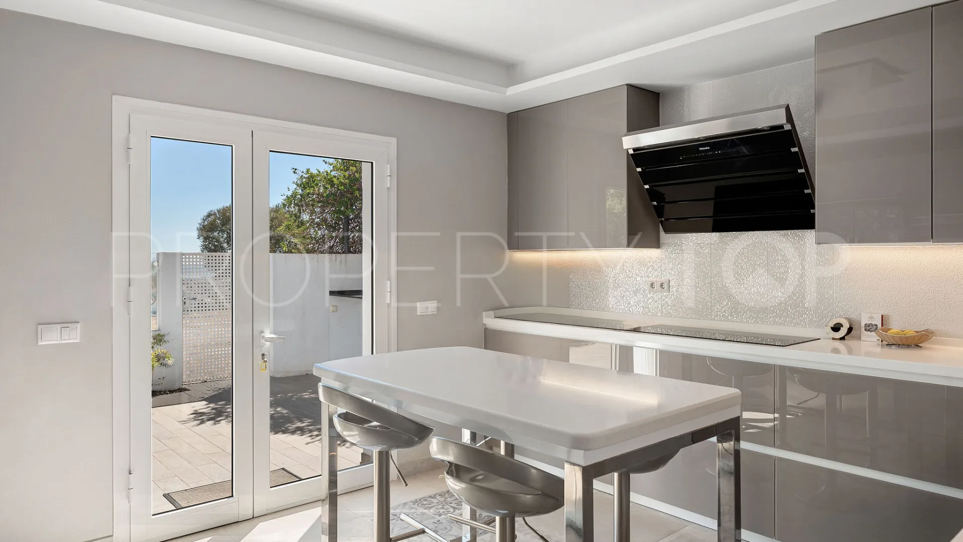 5 bedrooms Nueva Andalucia villa for sale