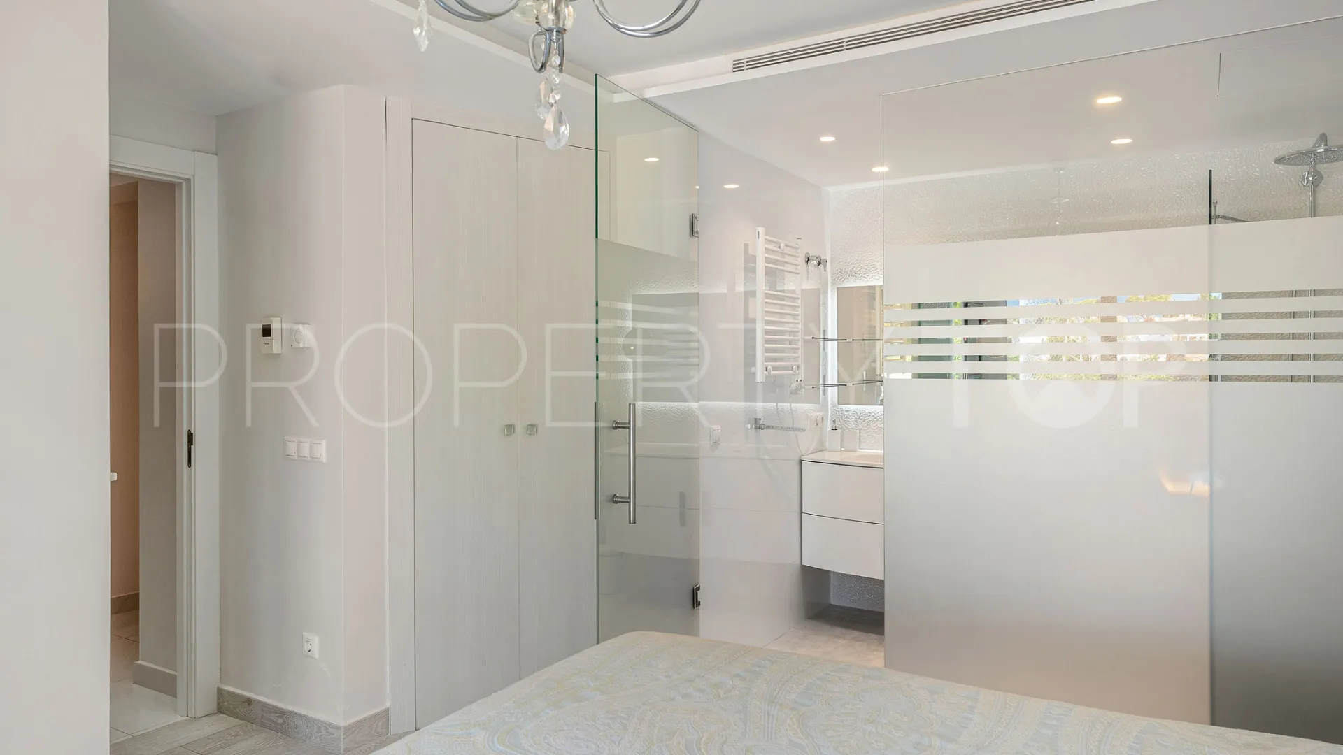 5 bedrooms Nueva Andalucia villa for sale