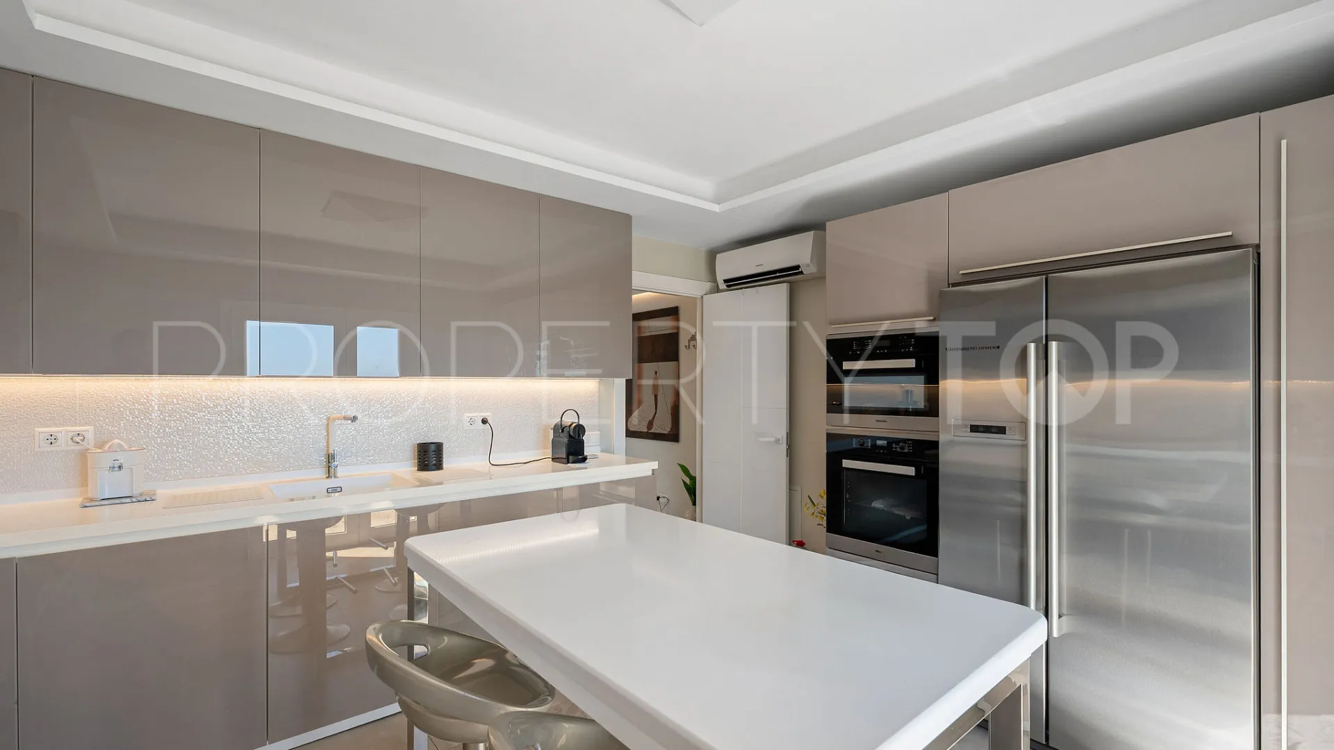 5 bedrooms Nueva Andalucia villa for sale