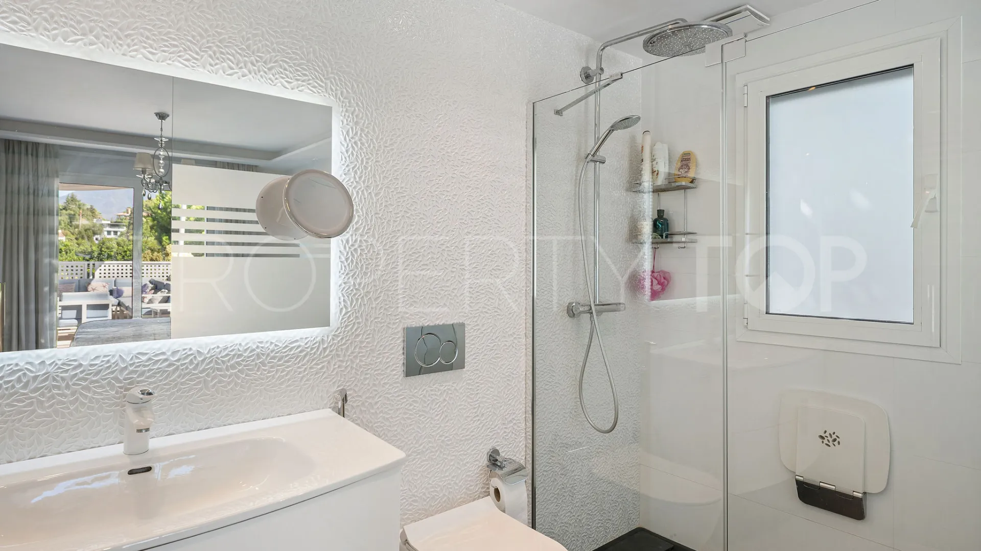 5 bedrooms Nueva Andalucia villa for sale