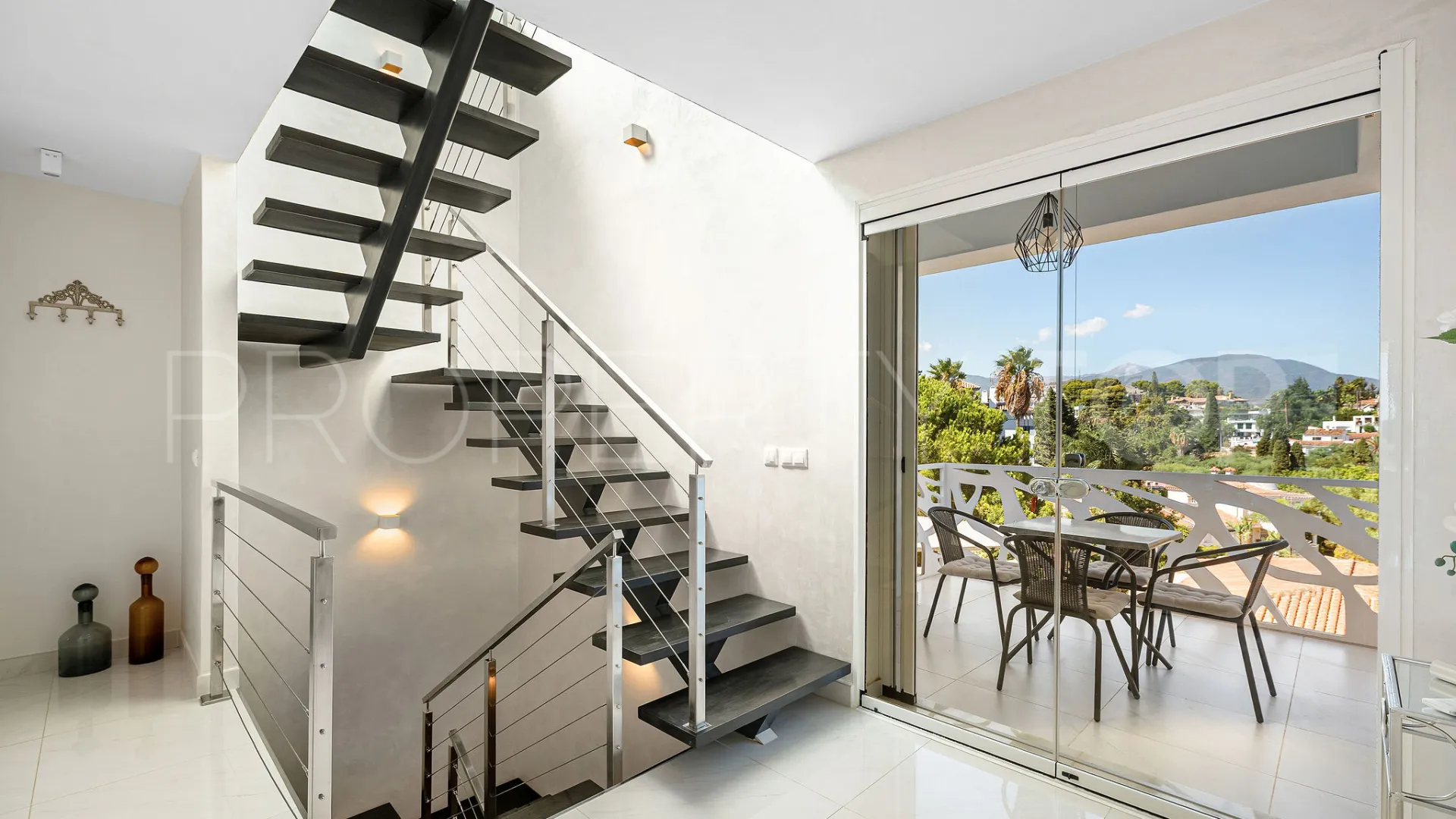 5 bedrooms Nueva Andalucia villa for sale