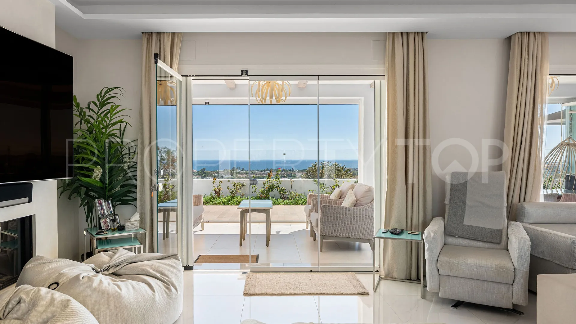 5 bedrooms Nueva Andalucia villa for sale