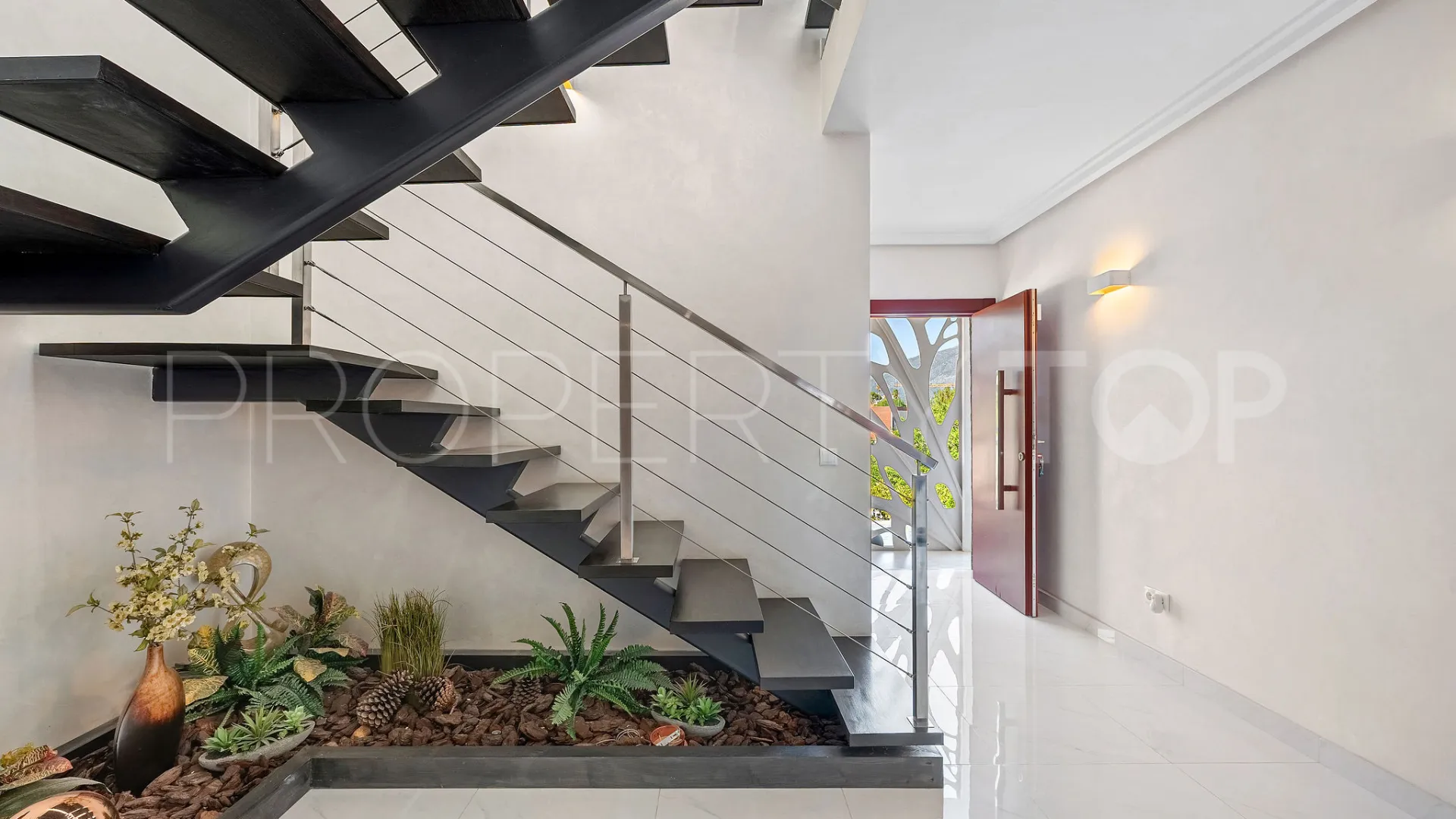 5 bedrooms Nueva Andalucia villa for sale